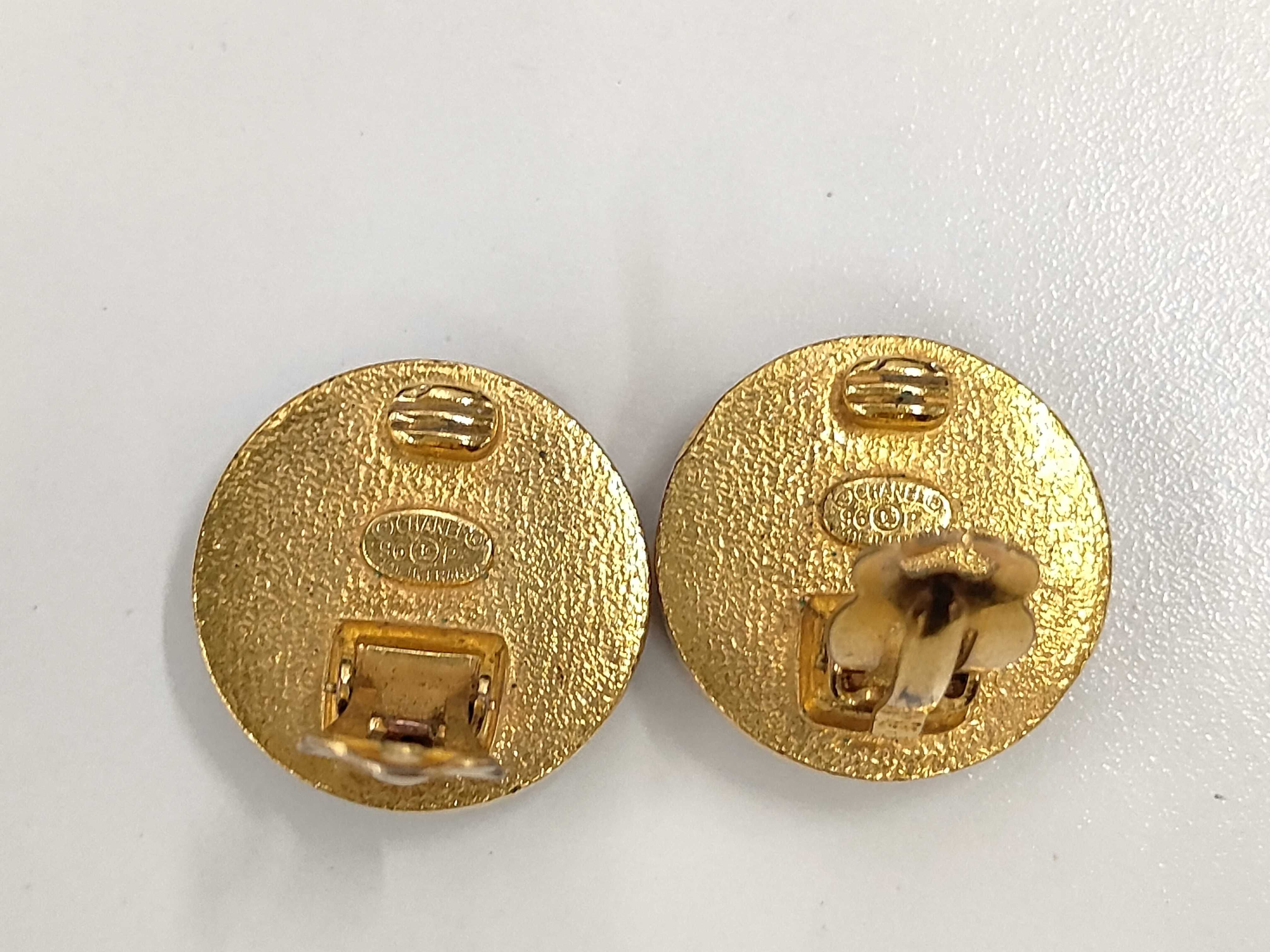 Round Coco Shell Earrings 96P Black White Gold Hardware Earrings — view 3