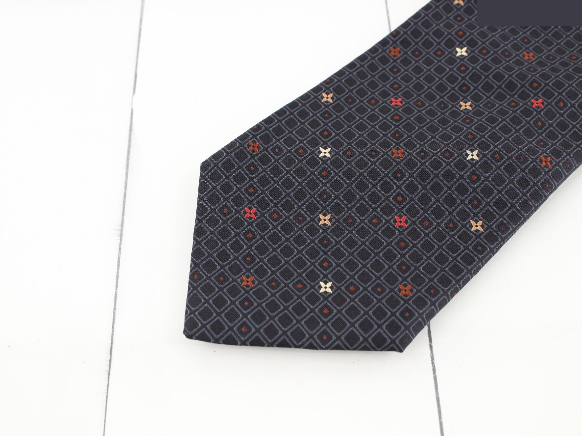 tie — view 3