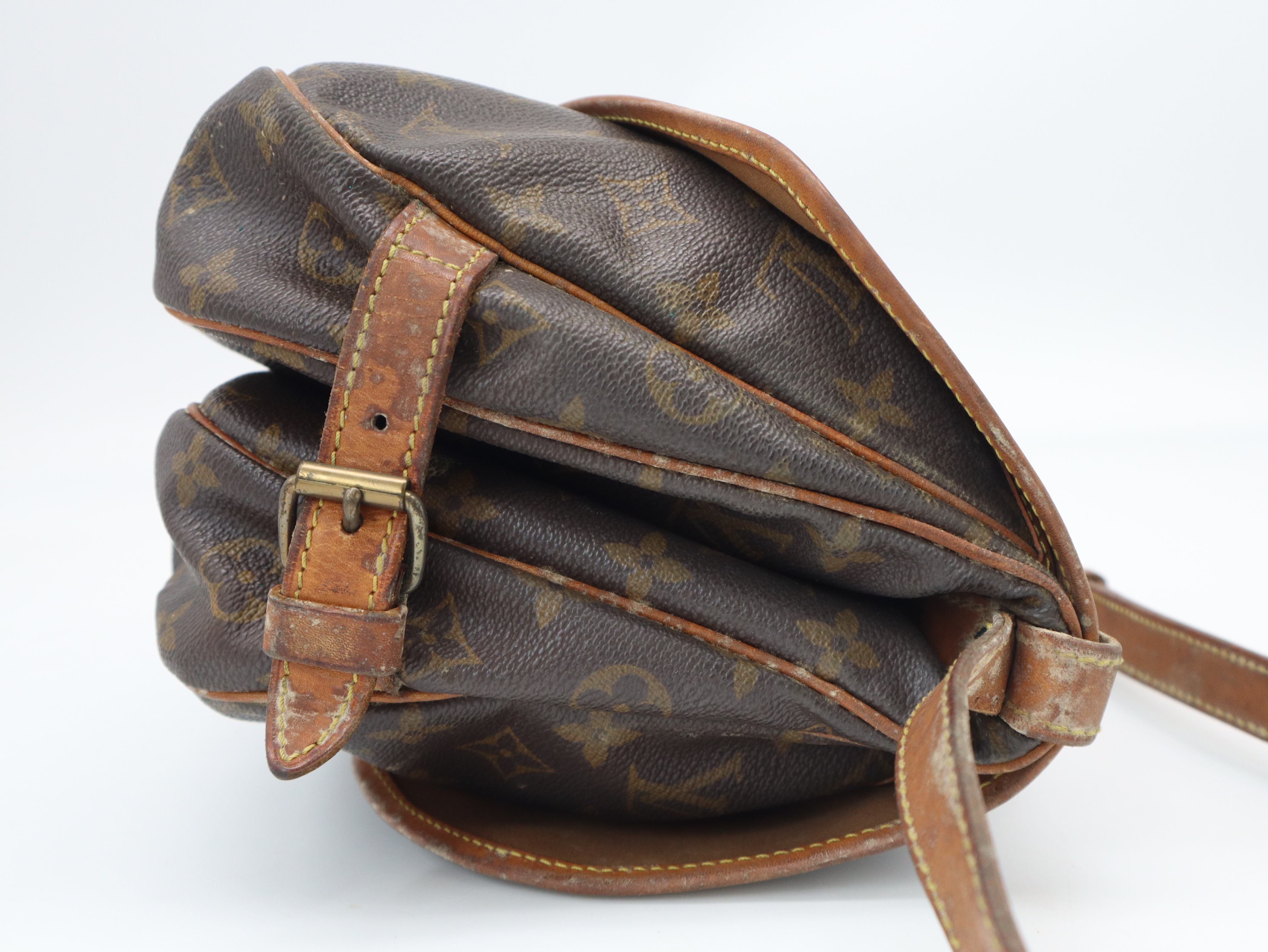 M42256 Monogram Saumur 30 Shoulder Bag — view 4