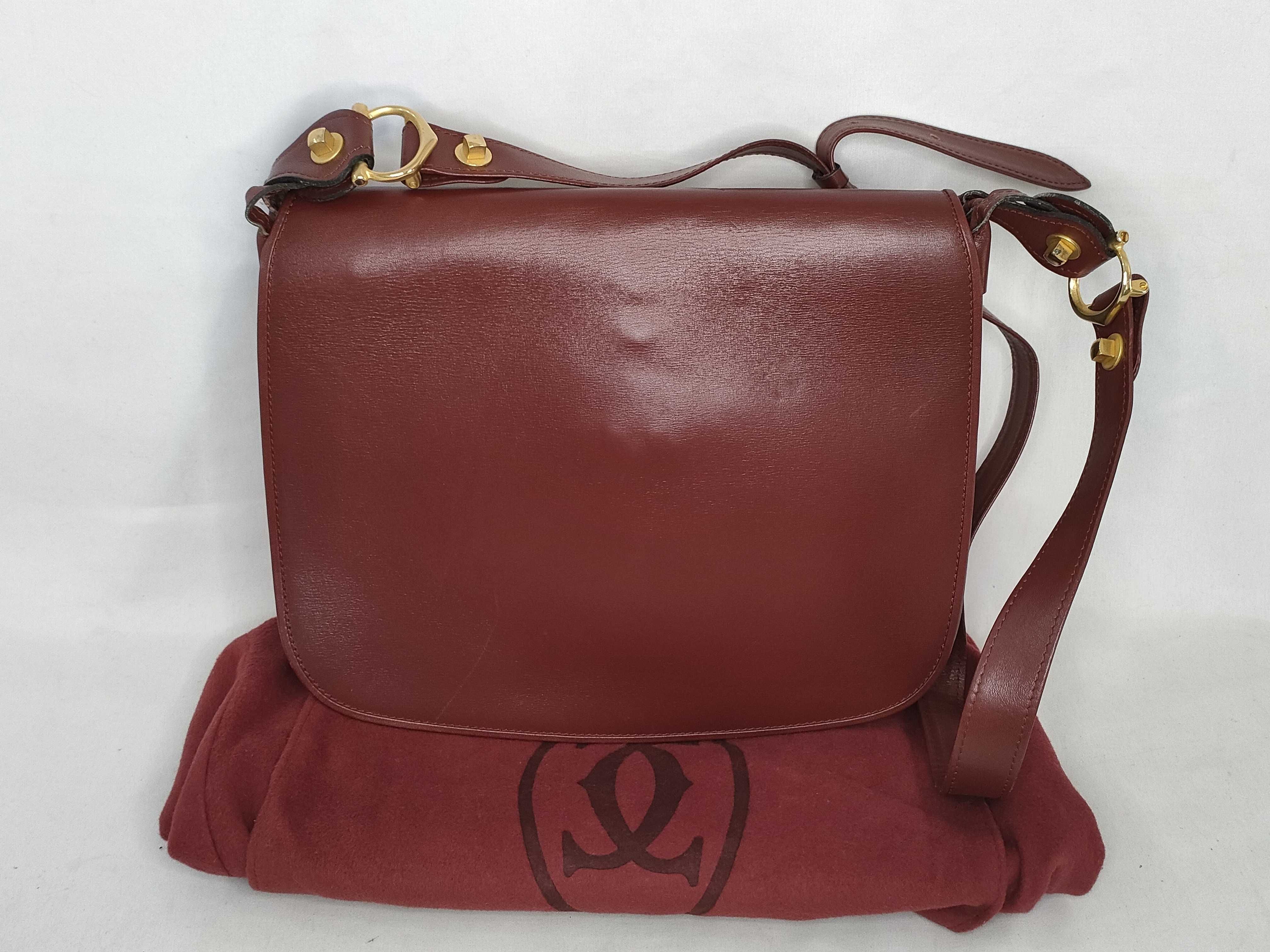 Must line leather shoulder bag.
