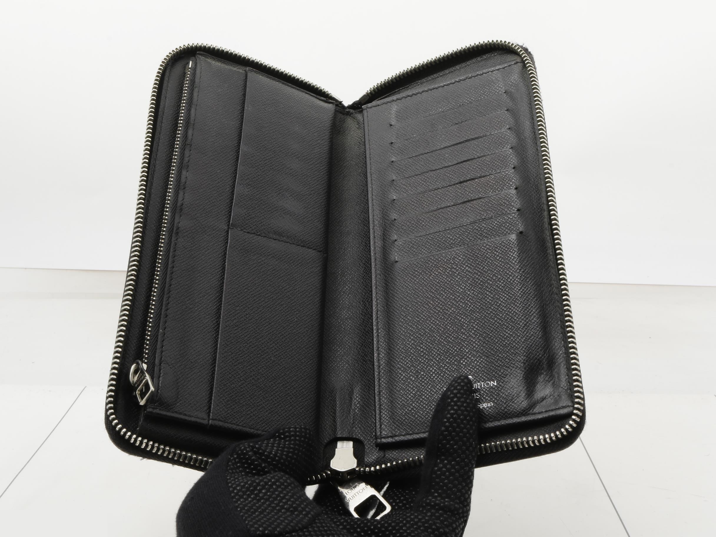Zippy Wallet Vertical - Round Zipper Long Wallet — view 4