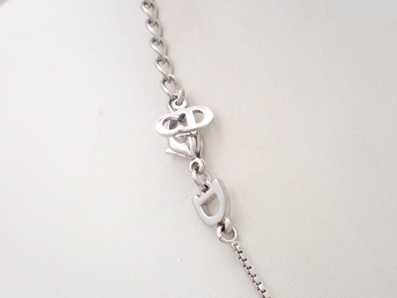Other lines: Precious metal necklaces and pendants, total length approximately 42 cm. — view 2