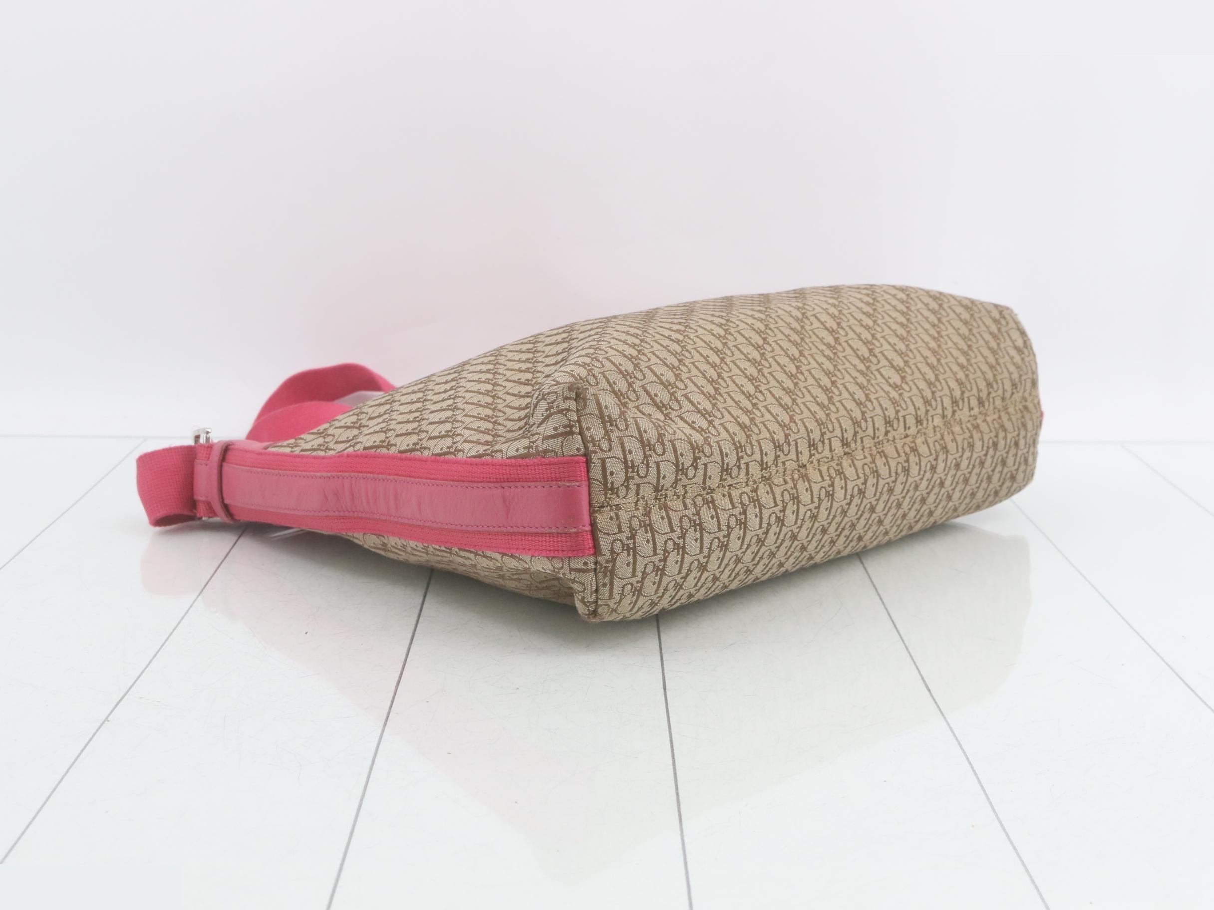 Street Chic Trotter Shoulder Bag — view 5