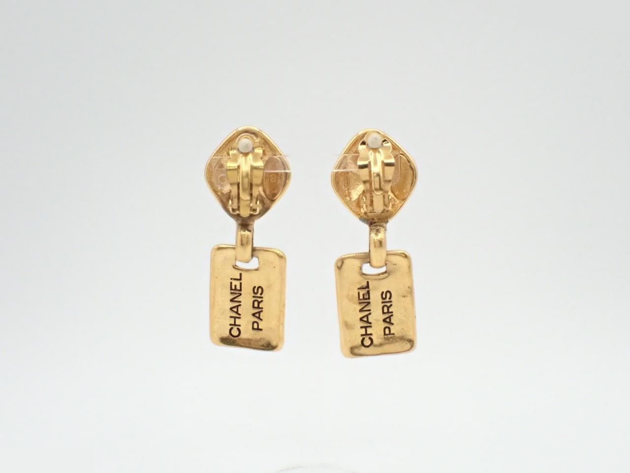 Matelassé Cambon Plate Swing Earrings — view 2