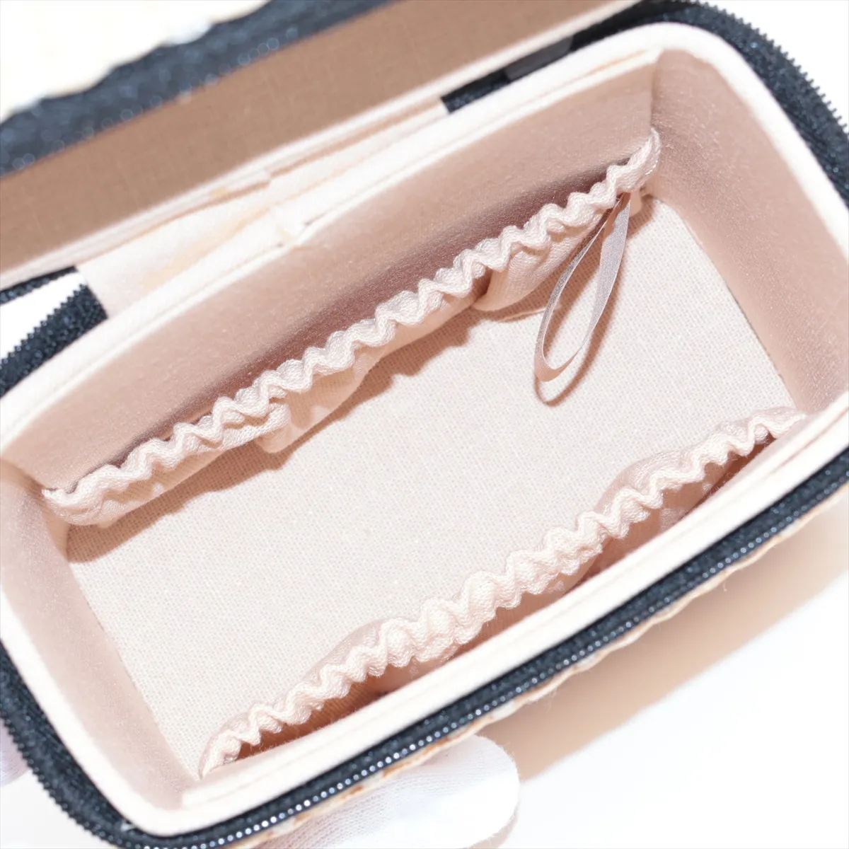 Les Beiges Panier des Essentiels Rattan Pouch Beige with Black Hardware — view 4