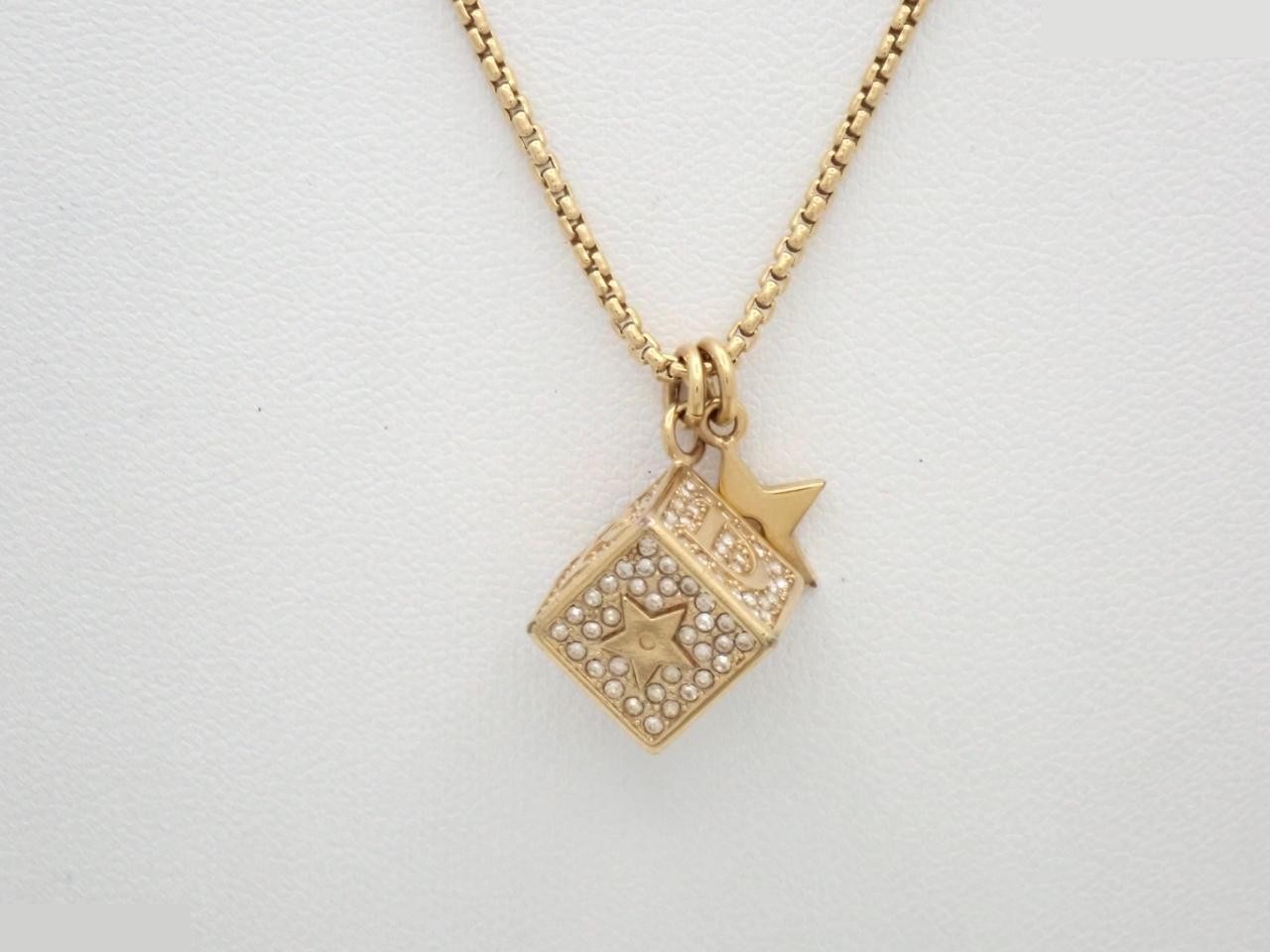 Other lines: Precious metals, necklaces, pendants, chains approximately 60cm long.