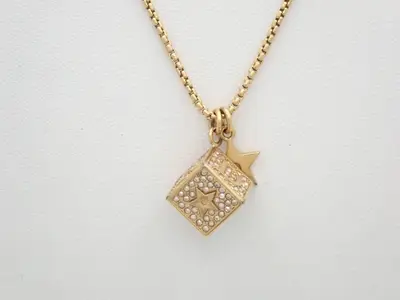 Other lines: Precious metals, necklaces, pendants, chains approximately 60cm long.