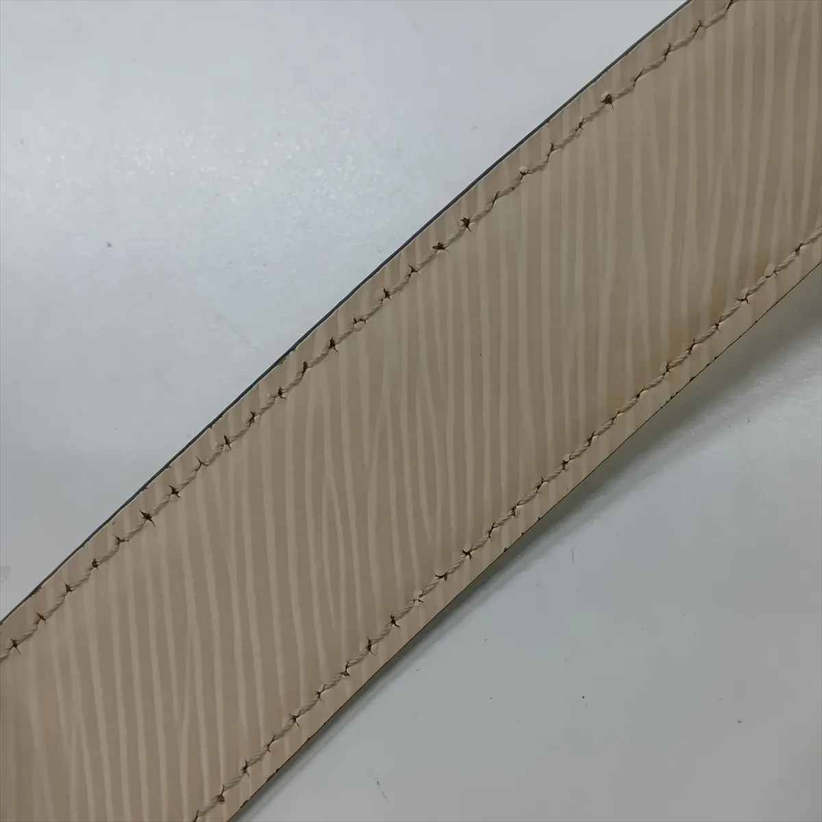 Epi Twist MM - Beige, RFID responsive, with mirror. — view 11