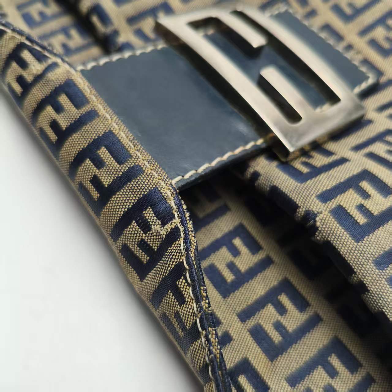 【*Shipped from: China*】FENDI Baguette Canvas Handbag — view 15