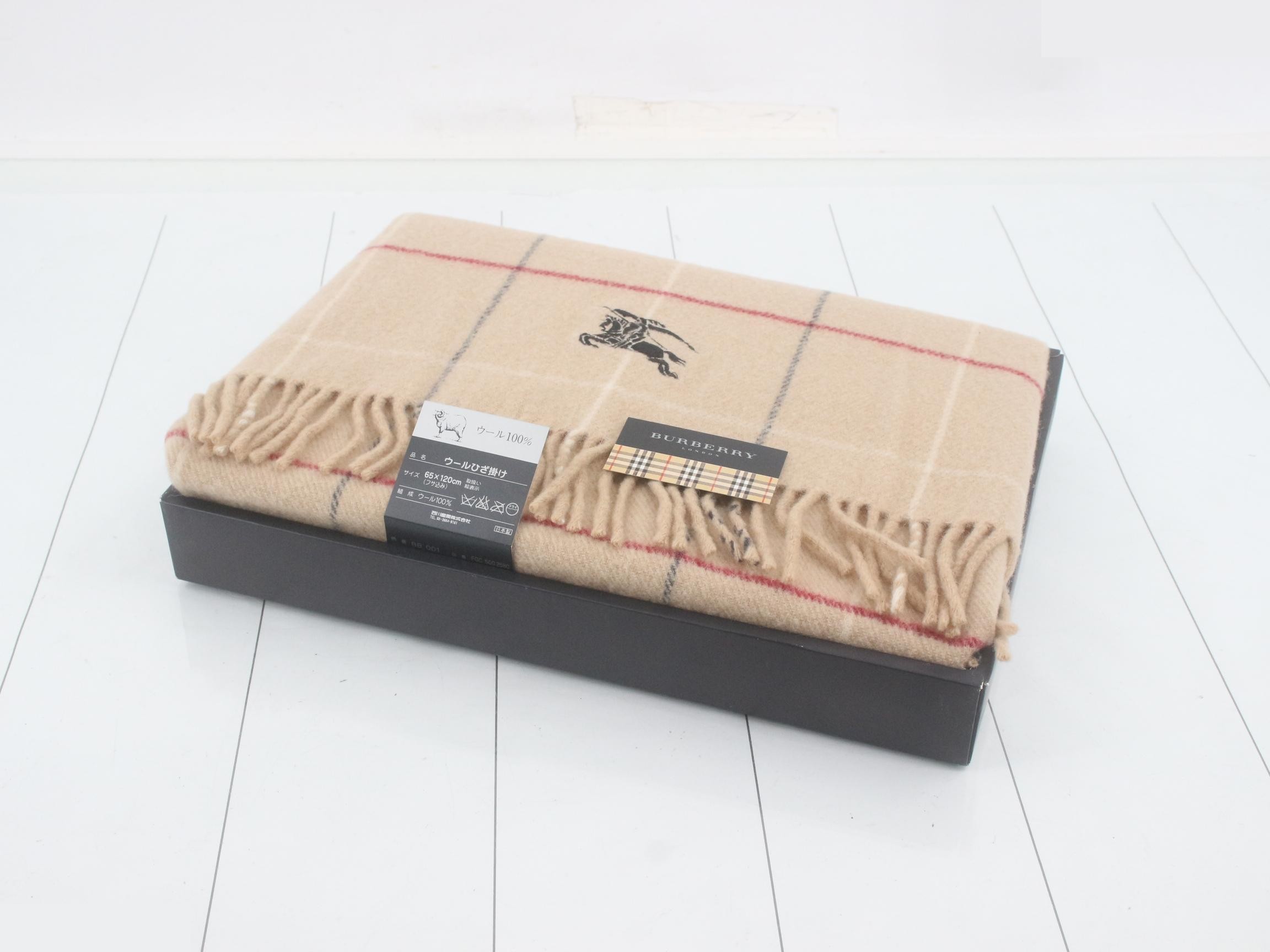 Unused Burberry Nova Check lap blanket/shawl, beige. — view 2