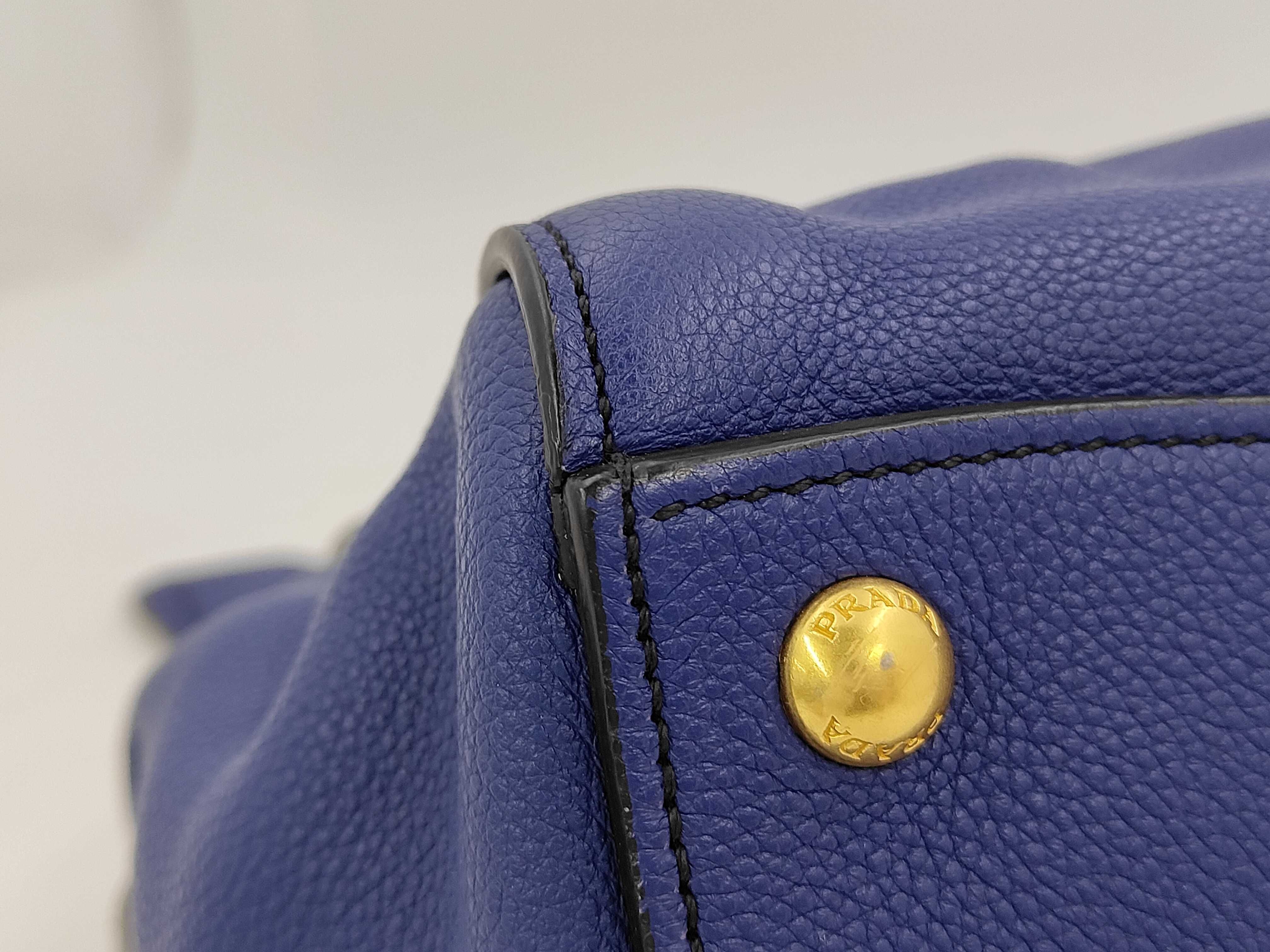 Vitello Grain Tote Bag Blue Handbag — view 7