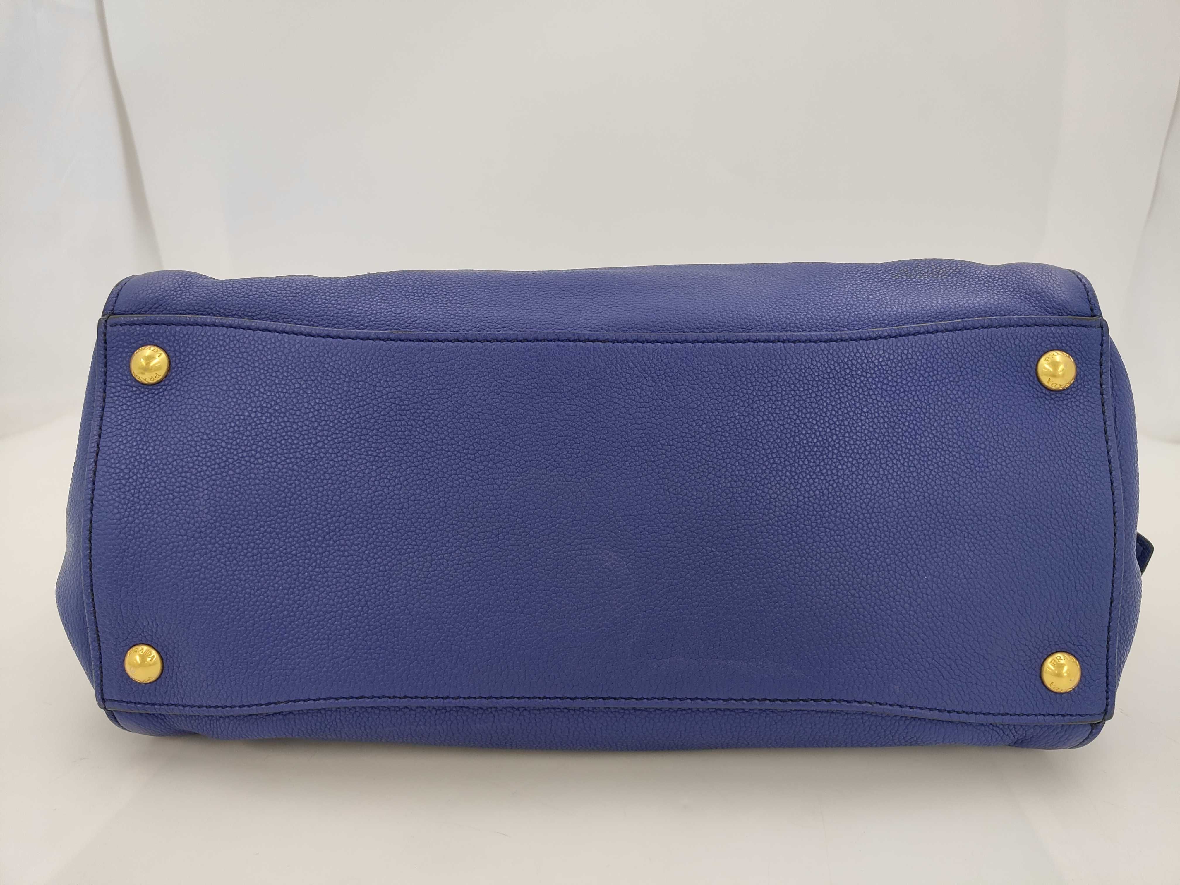 Vitello Grain Tote Bag Blue Handbag — view 8
