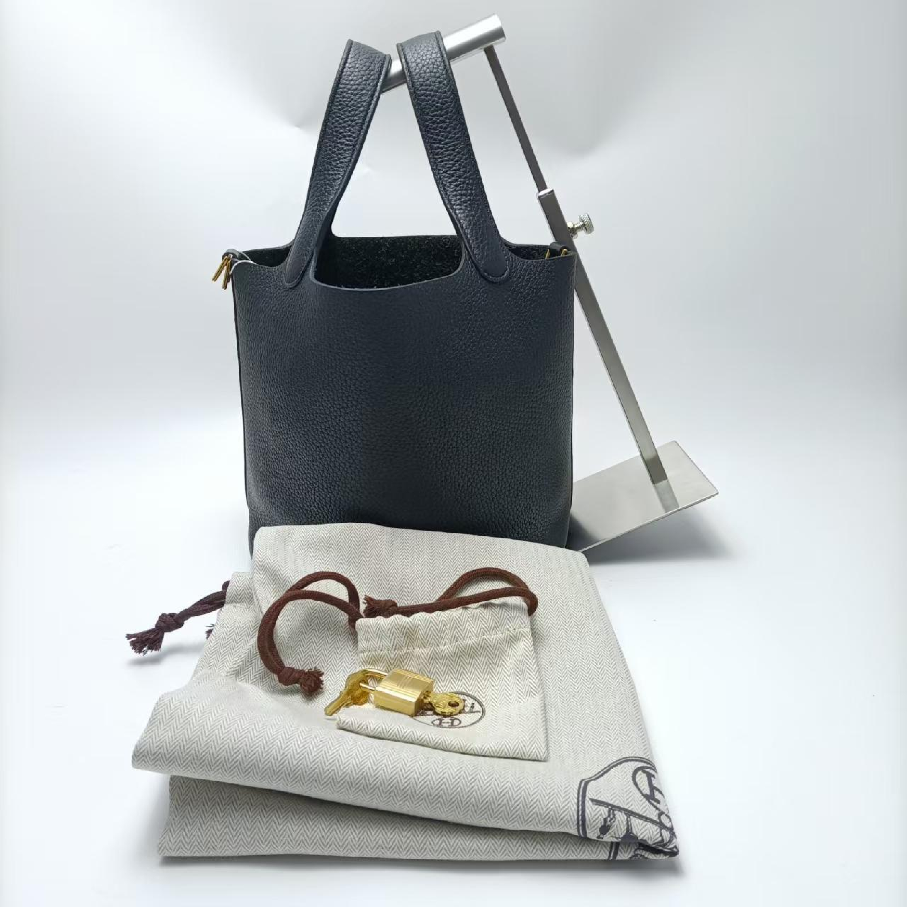 Picotan Cowhide Handbag Y-engraved Handbag — view 3