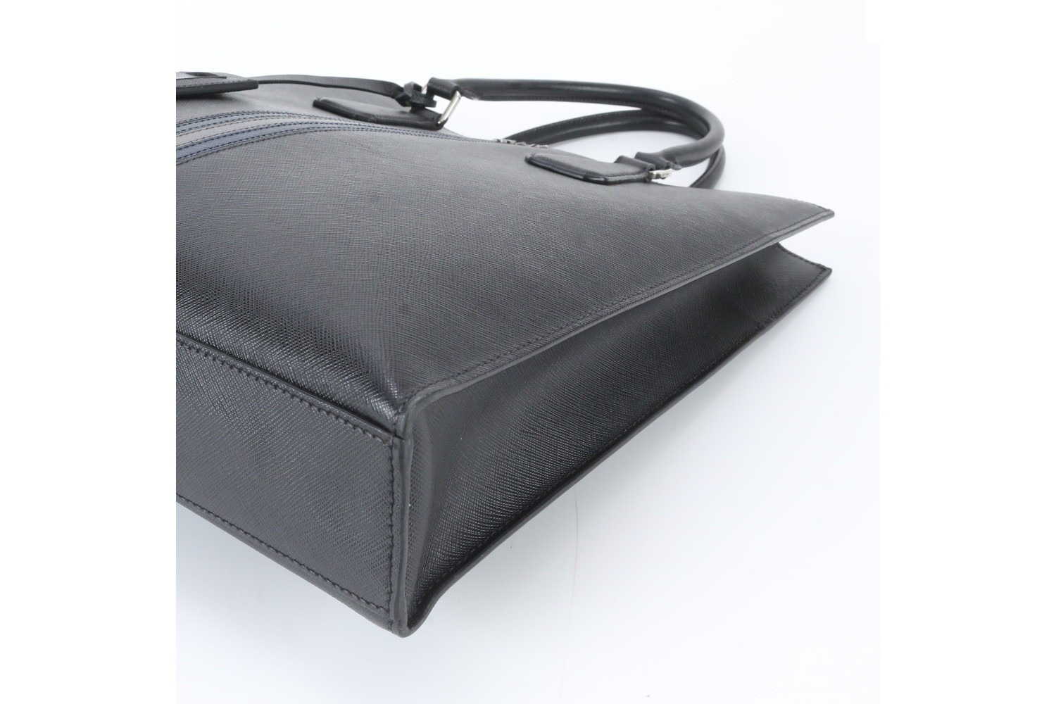 Includes guarantee card Saffiano leather tote bag 2VG083 — view 3