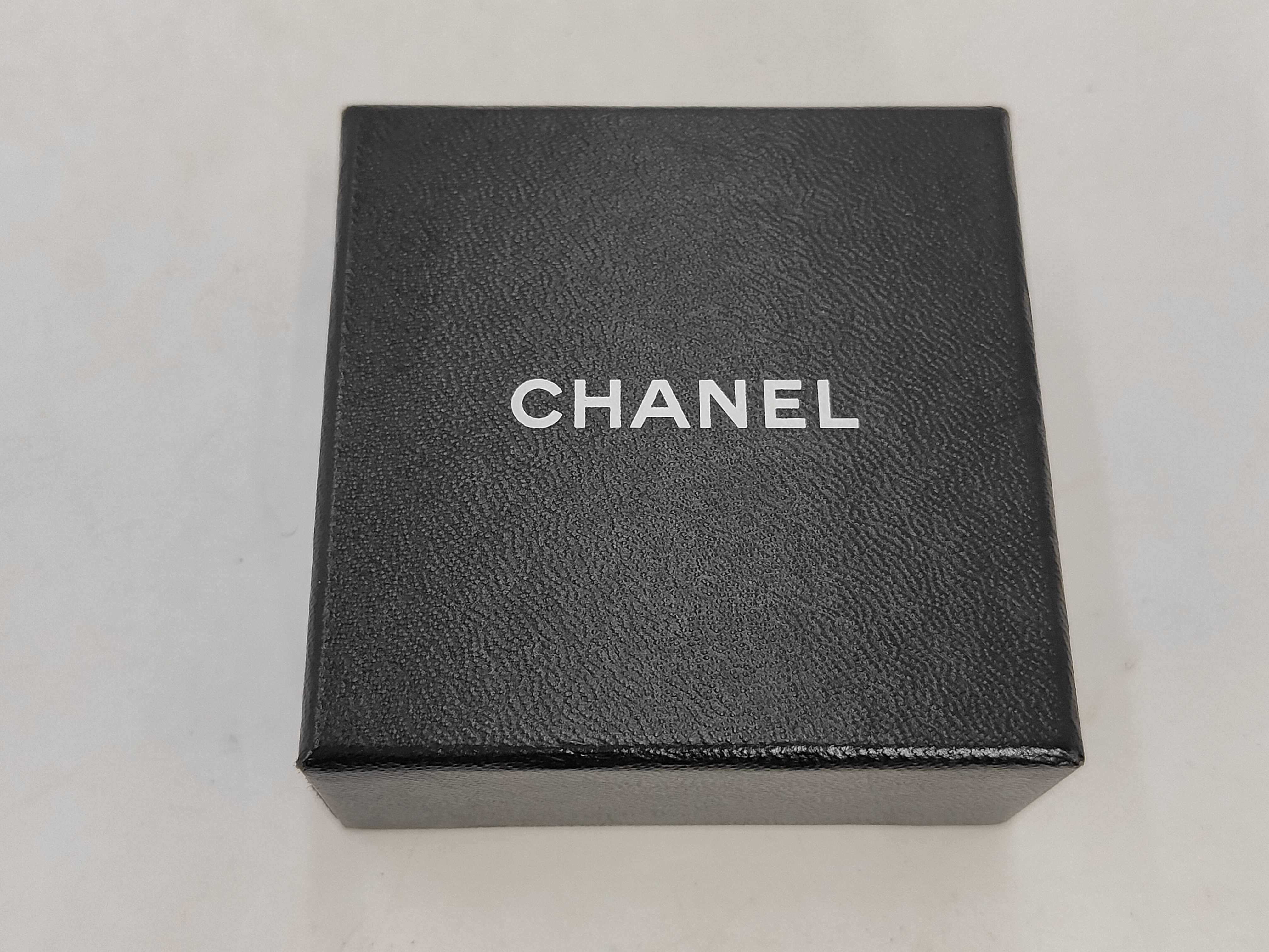 07V Accessories: Box, Necklace — view 7