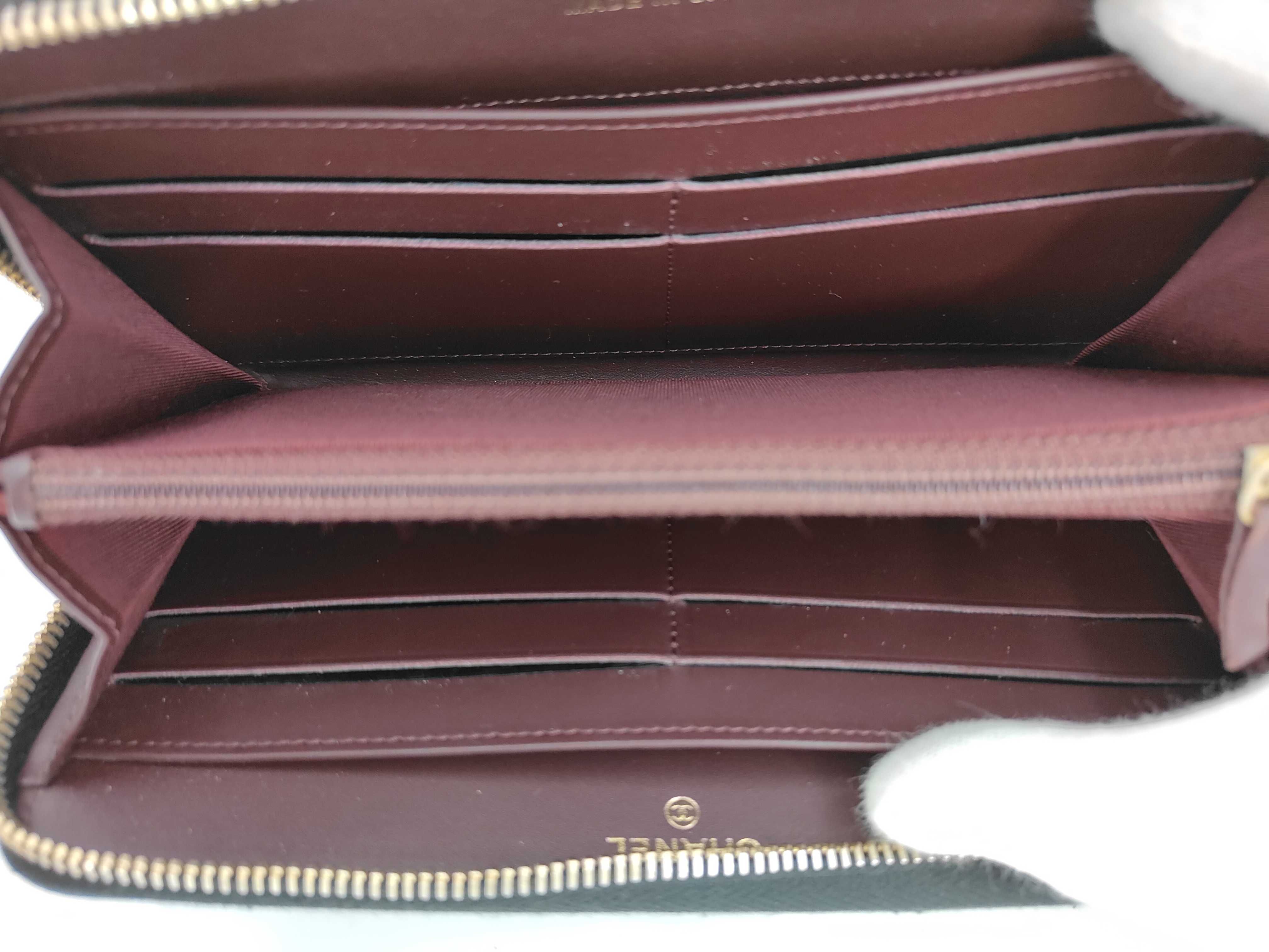 Caviar Skin Matelassé Coco Mark Caviar Skin Round Wallet — view 4