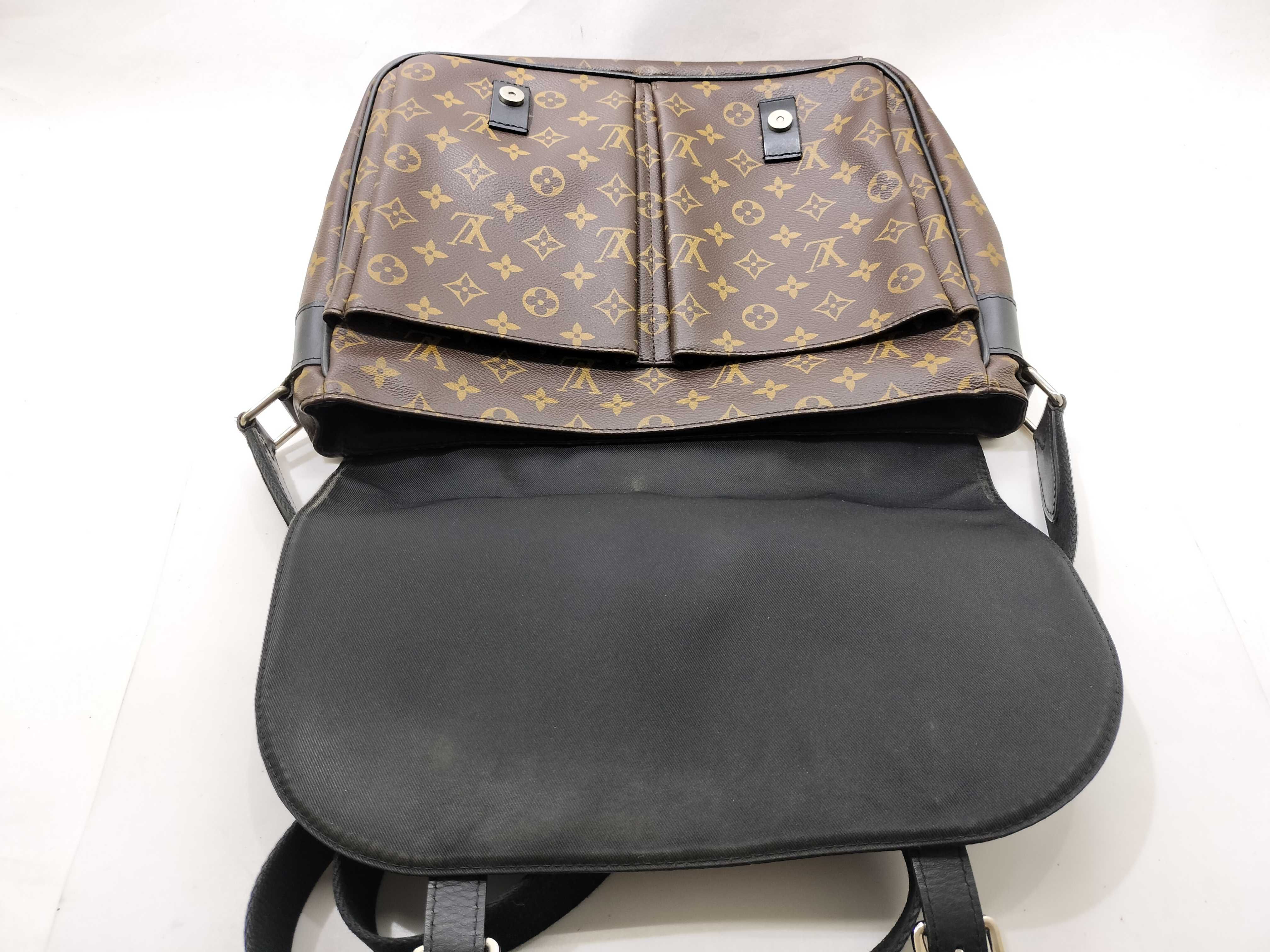 Monogram Louis Vuitton Messenger Bag Christopher Monogram M41643 Bag Shoulder Bag — view 9