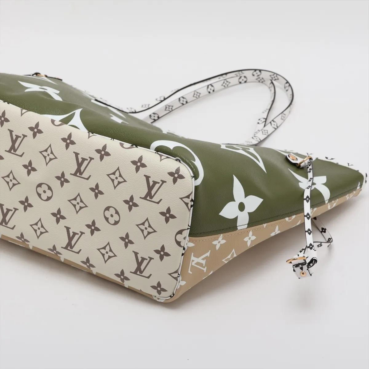 Monogram Giant Neverfull MM M44568 AR1149 Khaki x Beige (RFID detected) — view 3