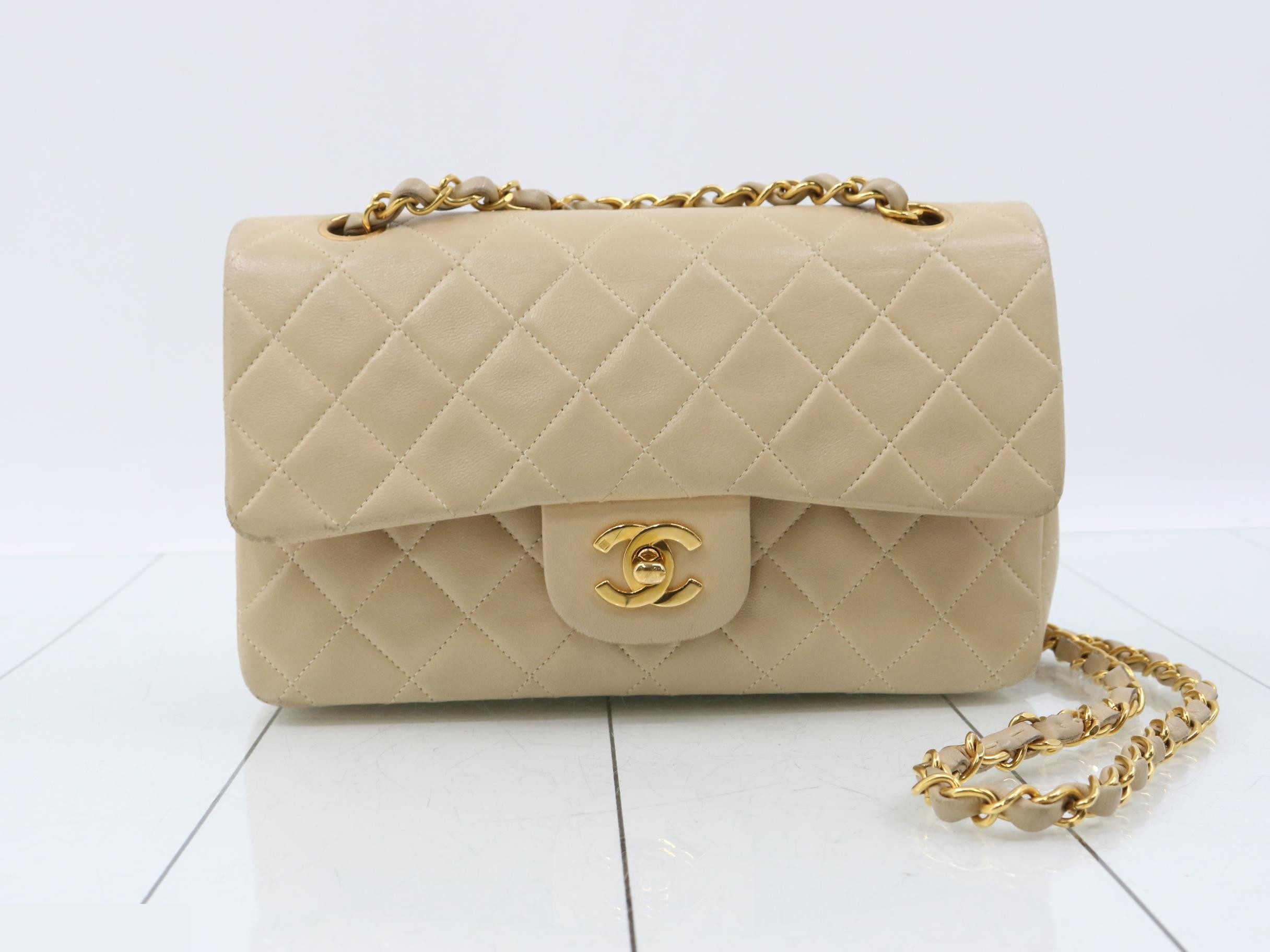 Double chain shoulder bag, beige, with sticker, item number 4.