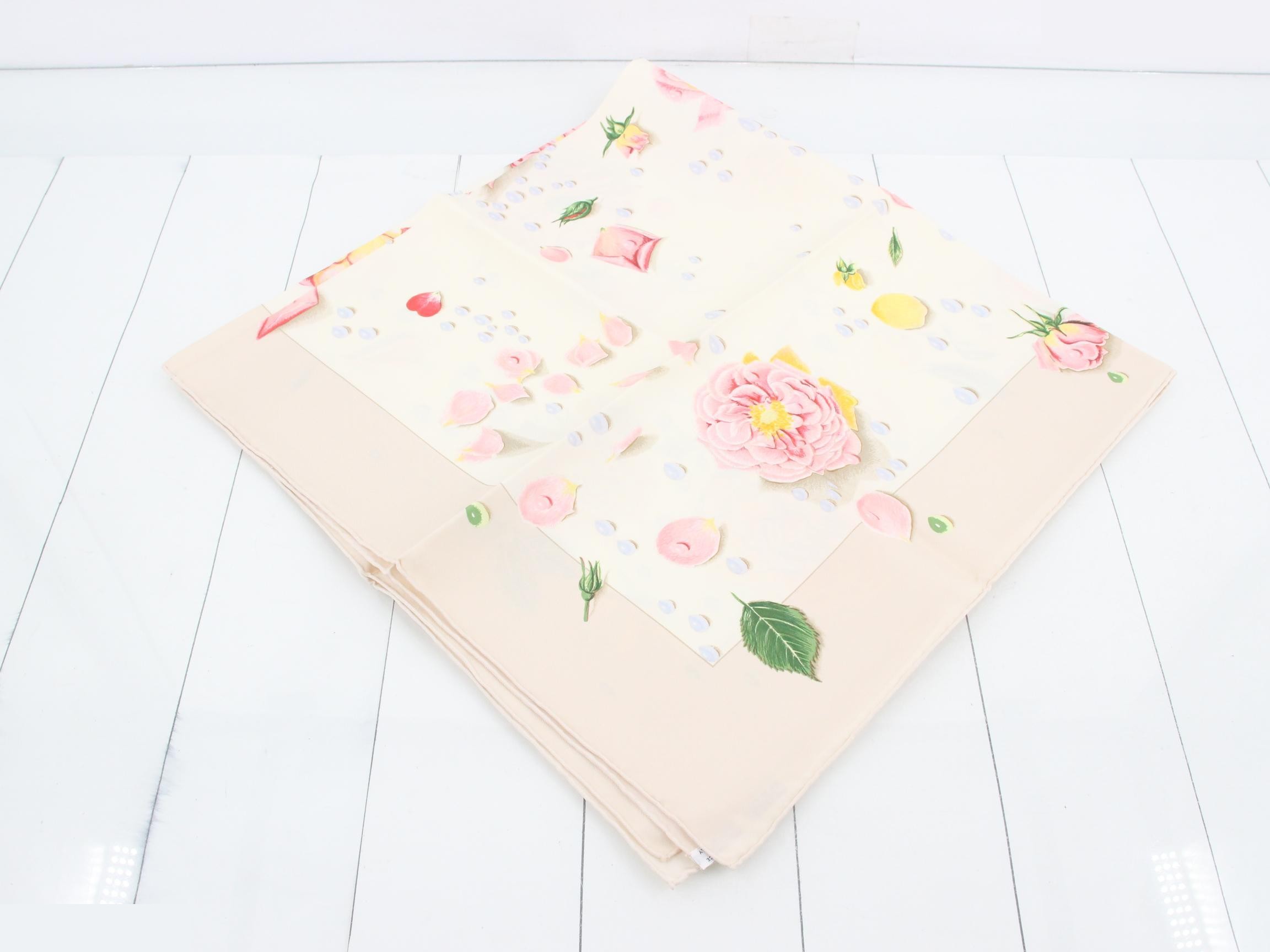 Carre 90, floral pattern — view 2