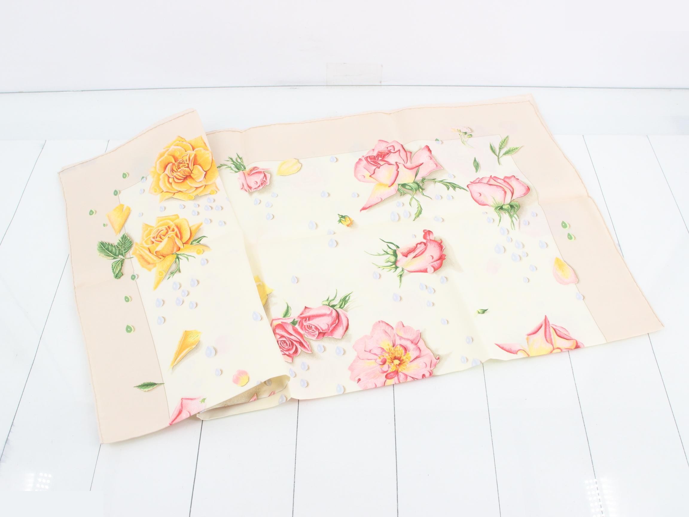 Carre 90, floral pattern — view 3