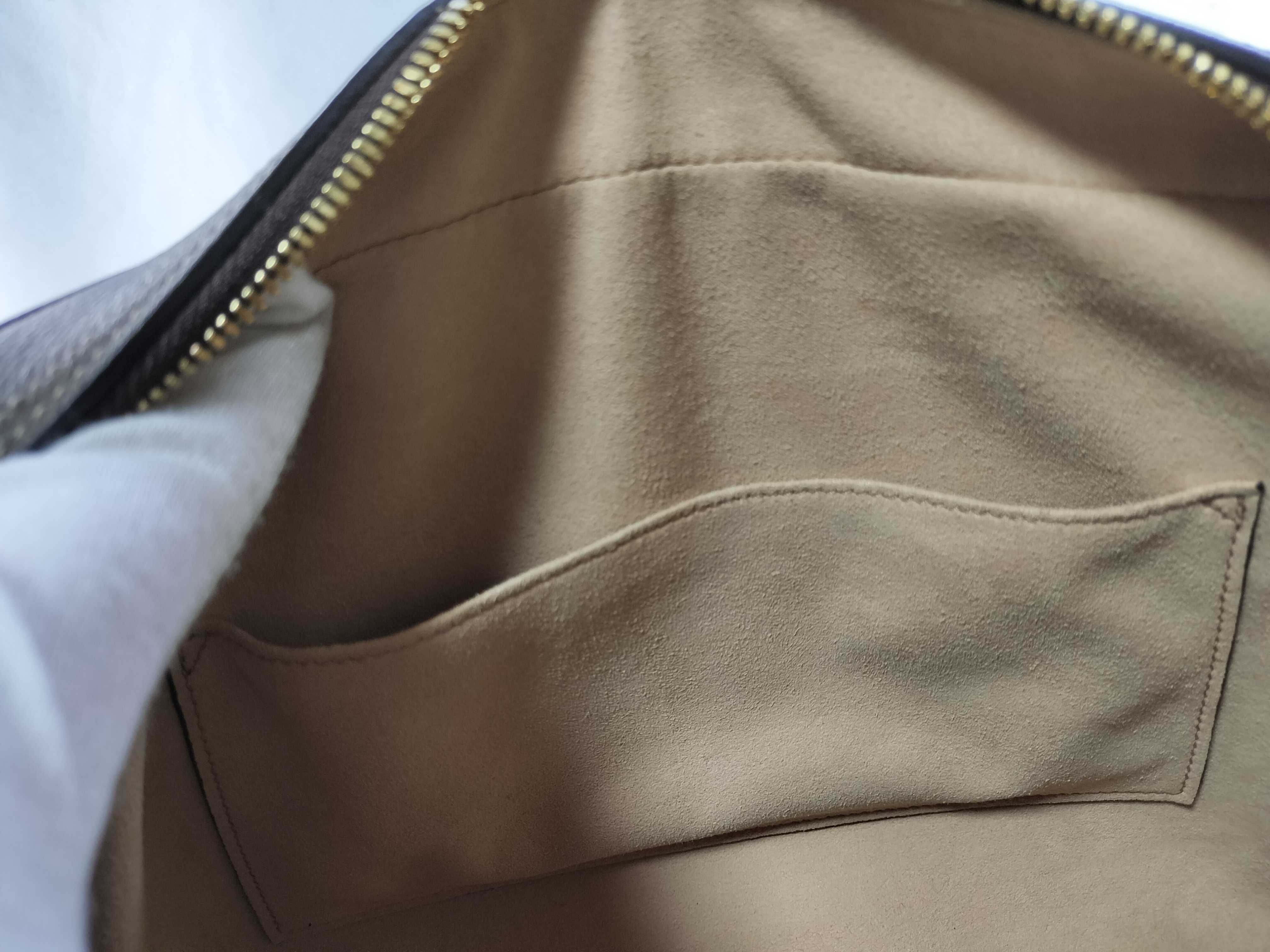 GG Supreme Shoulder Bag — view 12