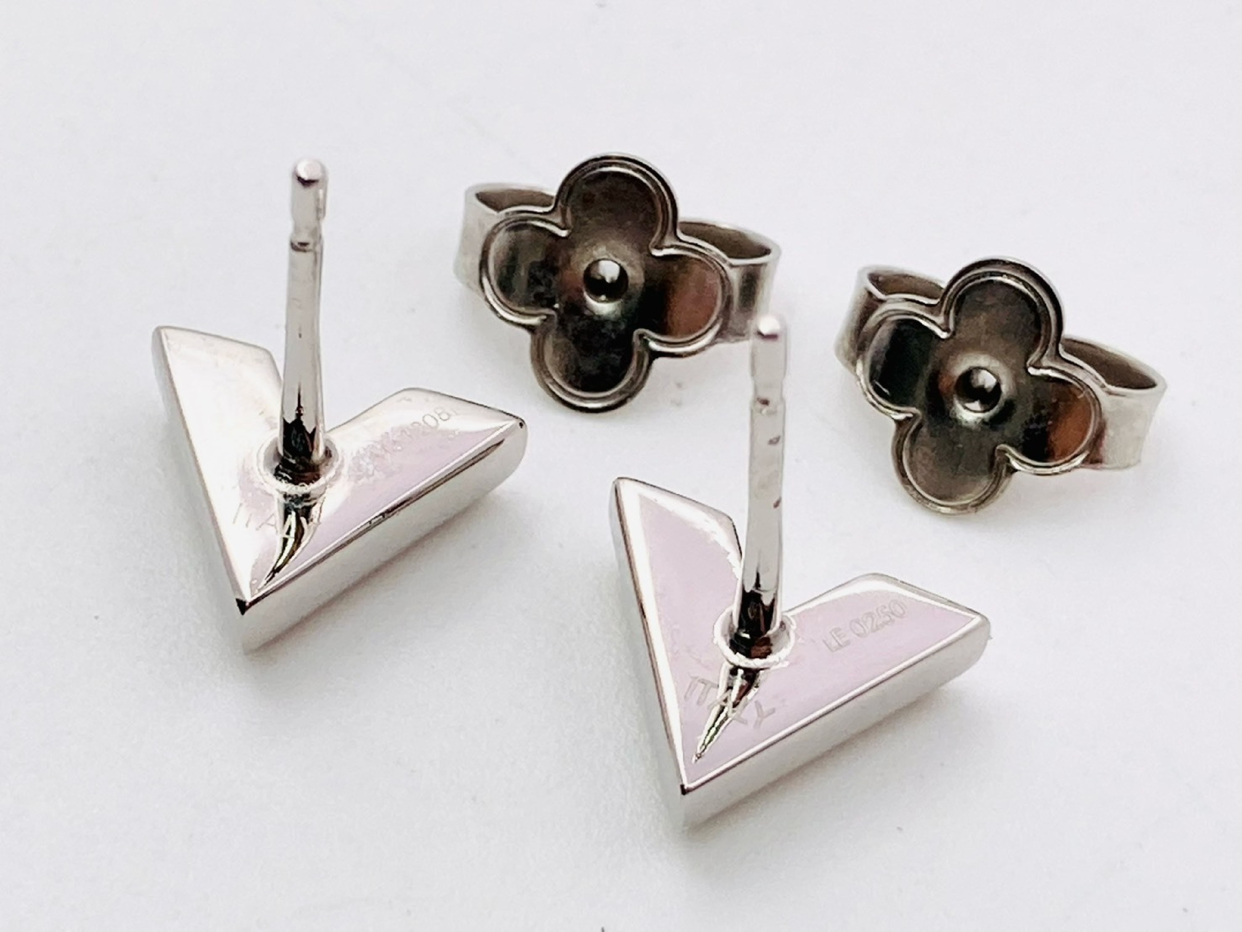 M63208 Essential V Earrings, Silver LE0250 Earrings — view 3