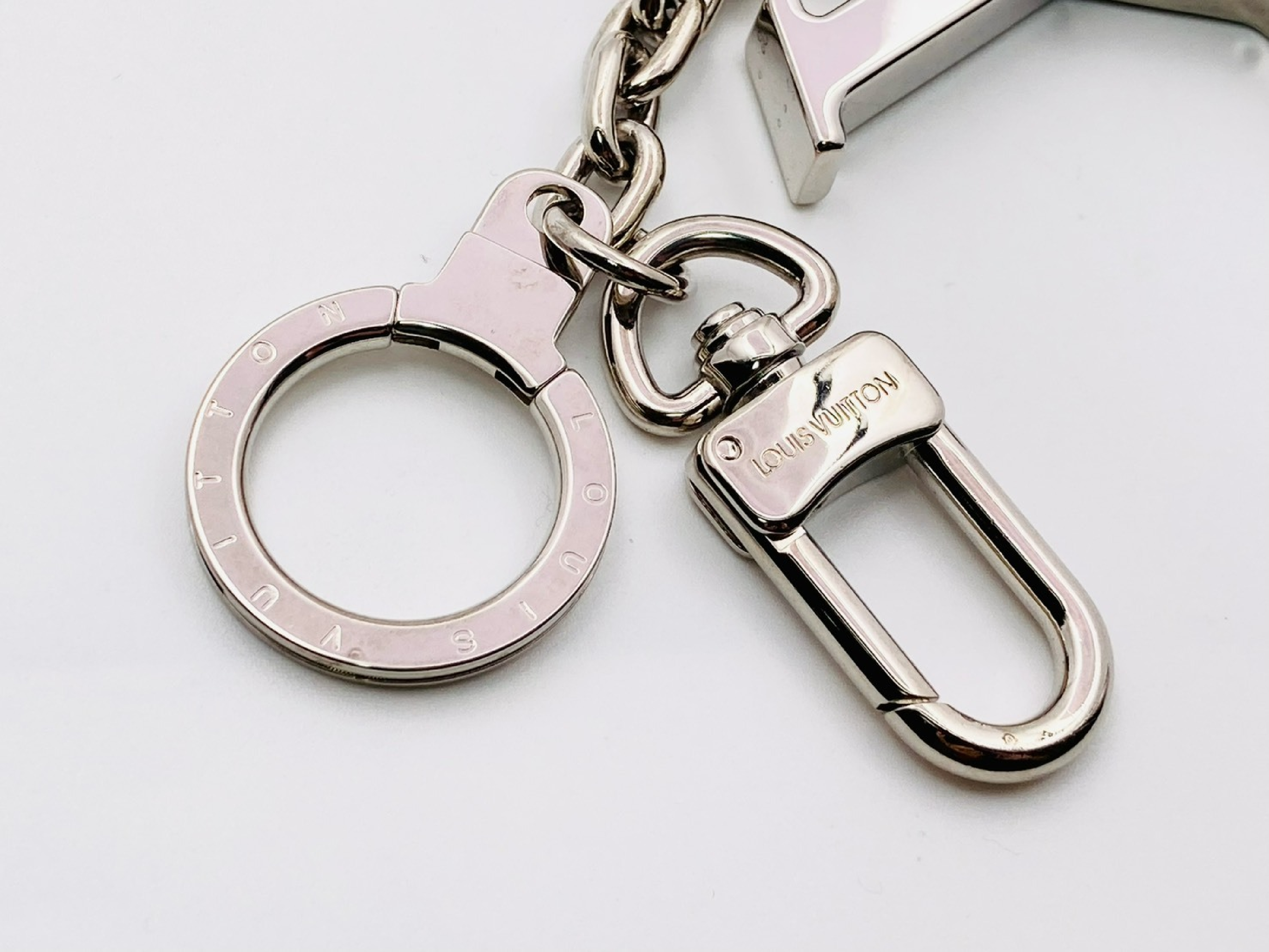 M65071 Portefeuille Initiales LV LE0171 Charm Keyring Silver Key Case — view 3