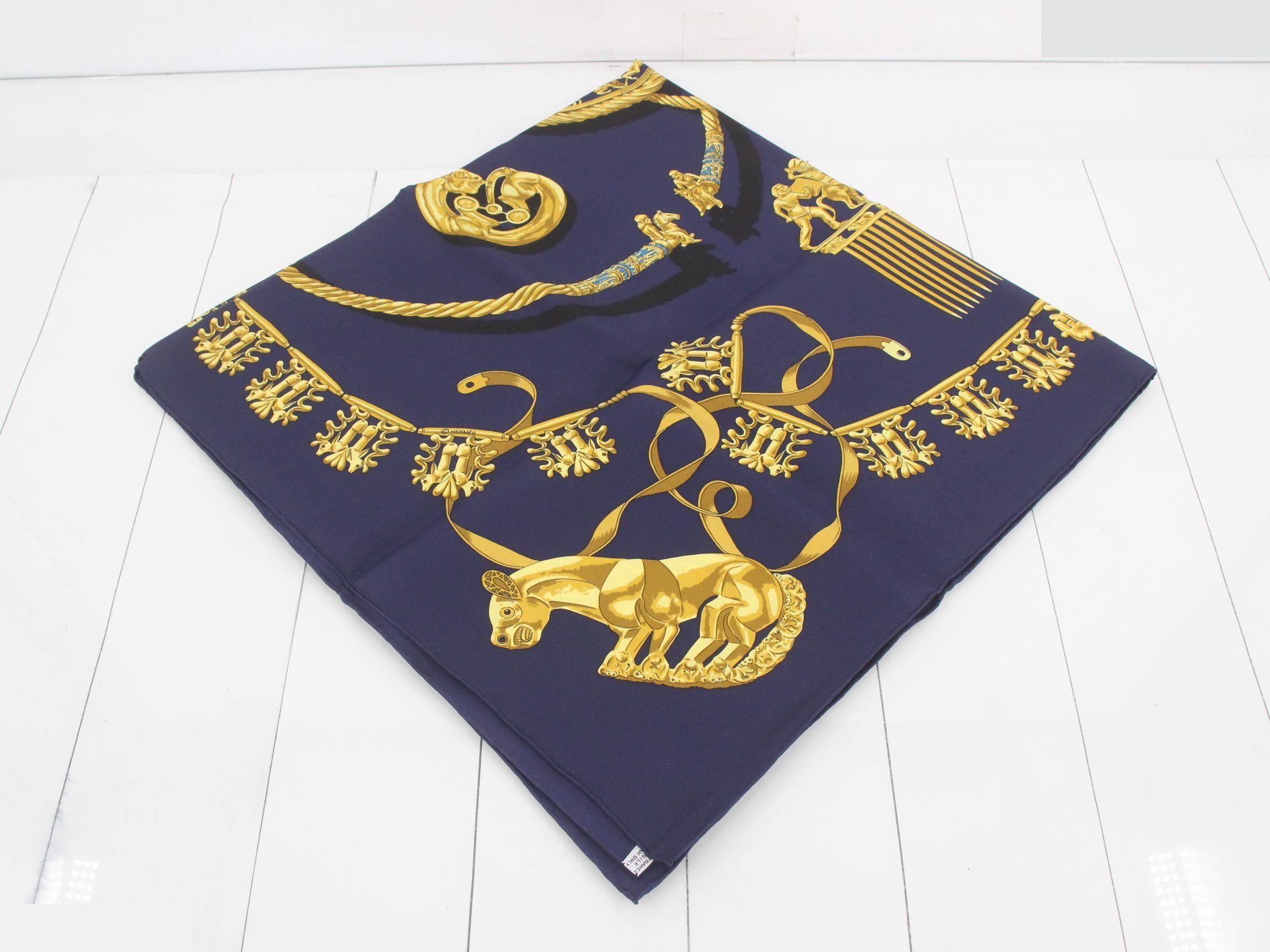 Carre 90 Golden Knight Scarf