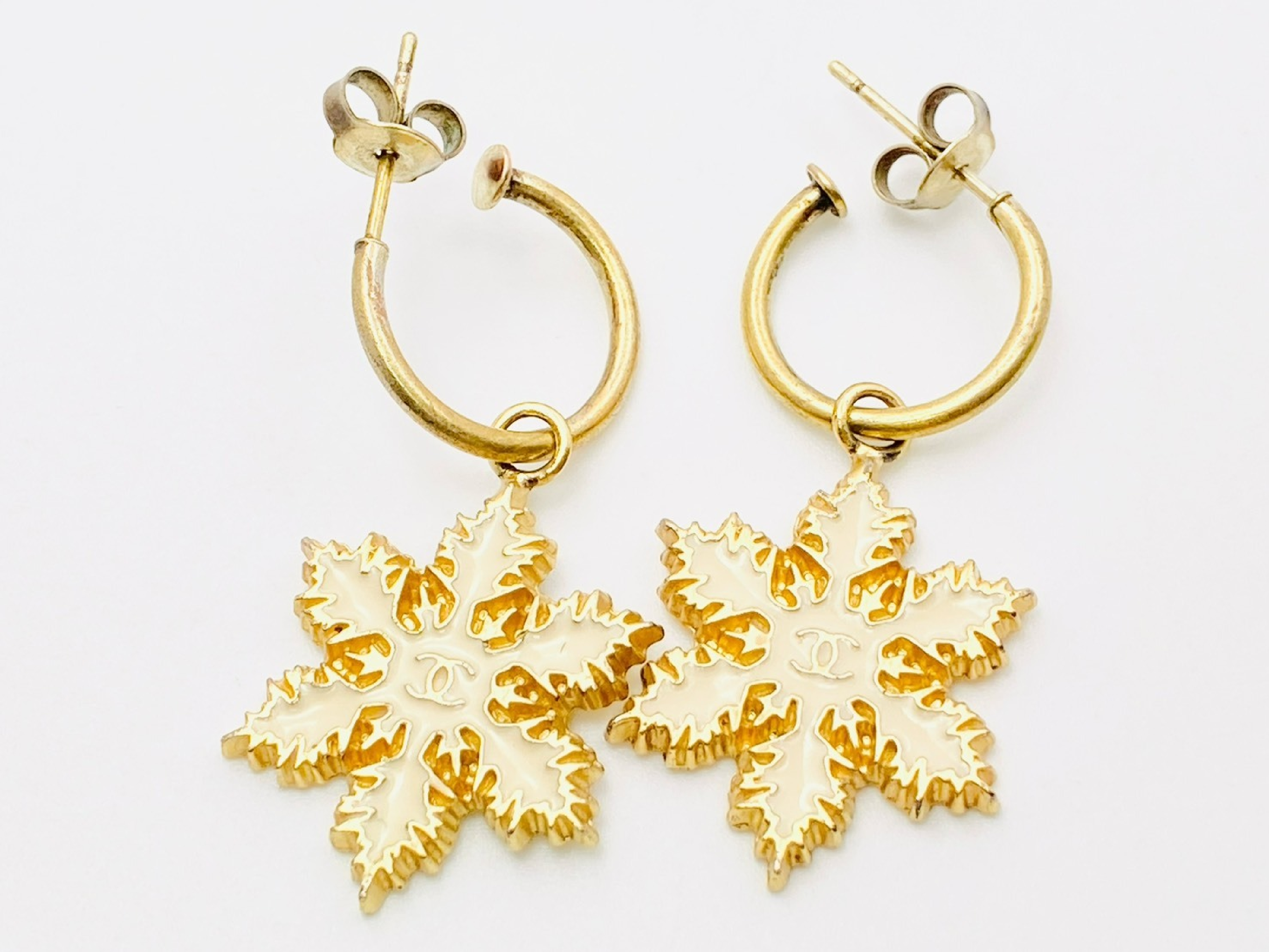 Coco Mark Snowflake Swing Earrings 01A Gold x White Earrings — view 2