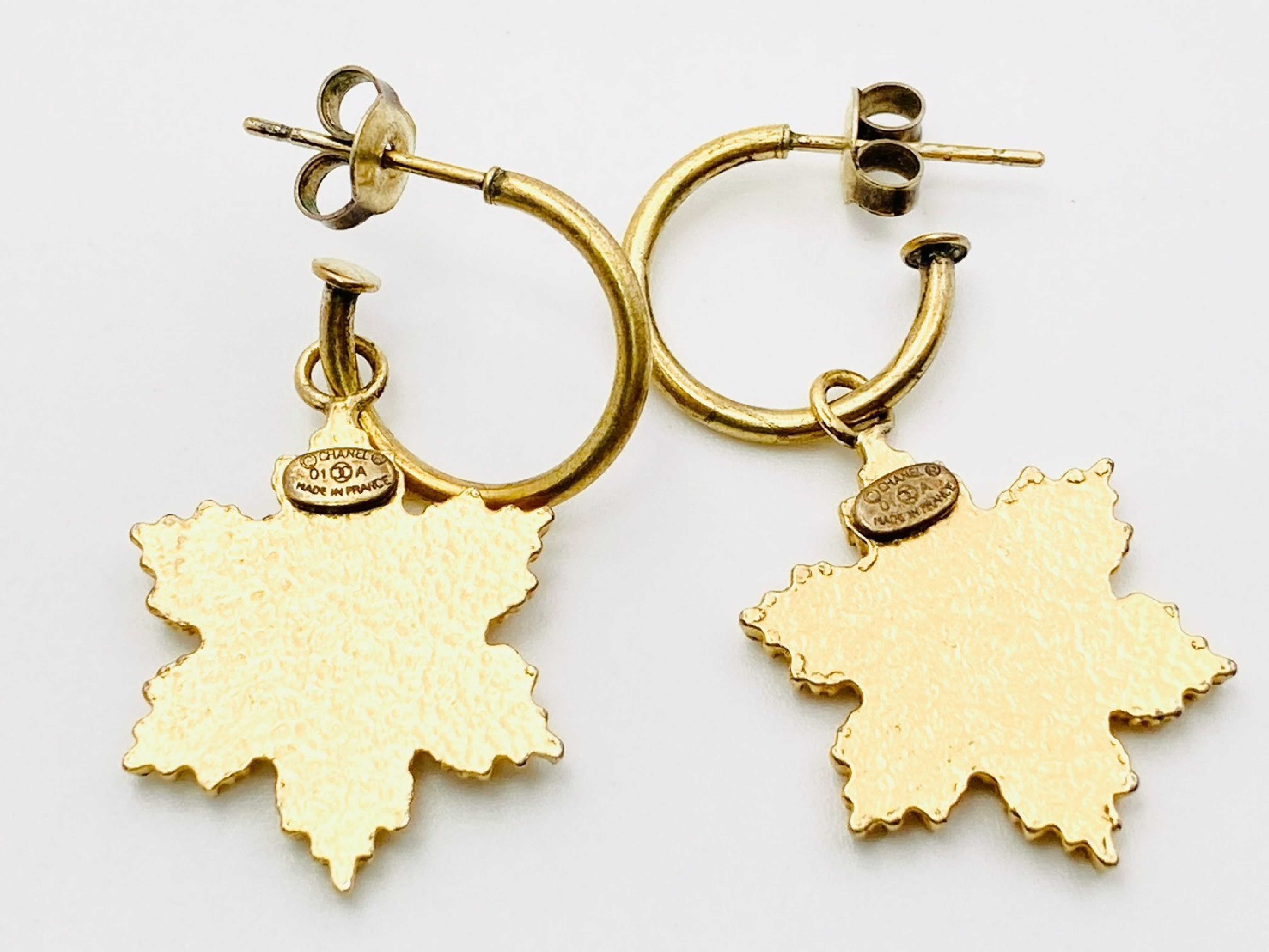 Coco Mark Snowflake Swing Earrings 01A Gold x White Earrings — view 3