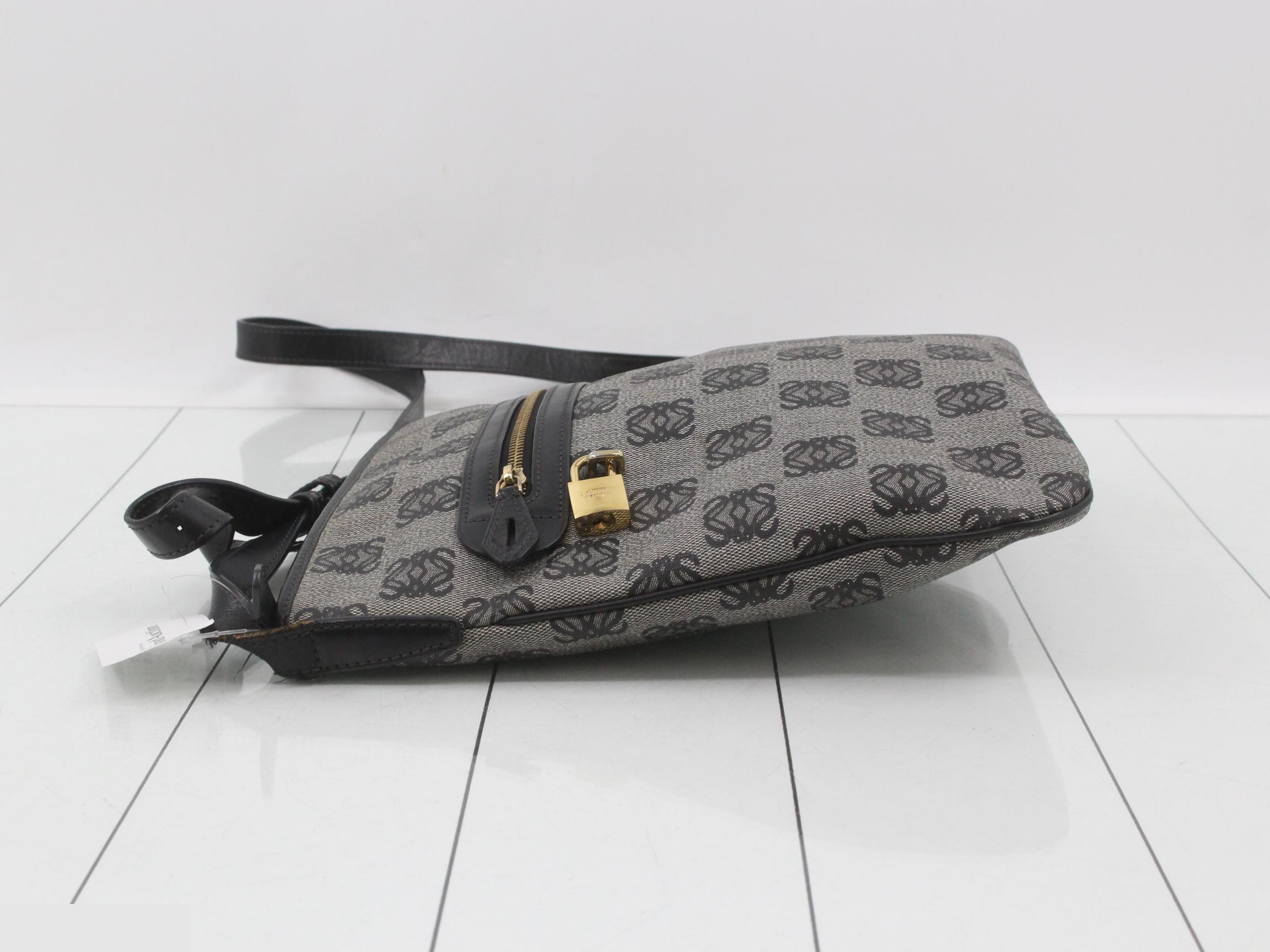 shoulder bag, gray and black, PVC leather. — view 4