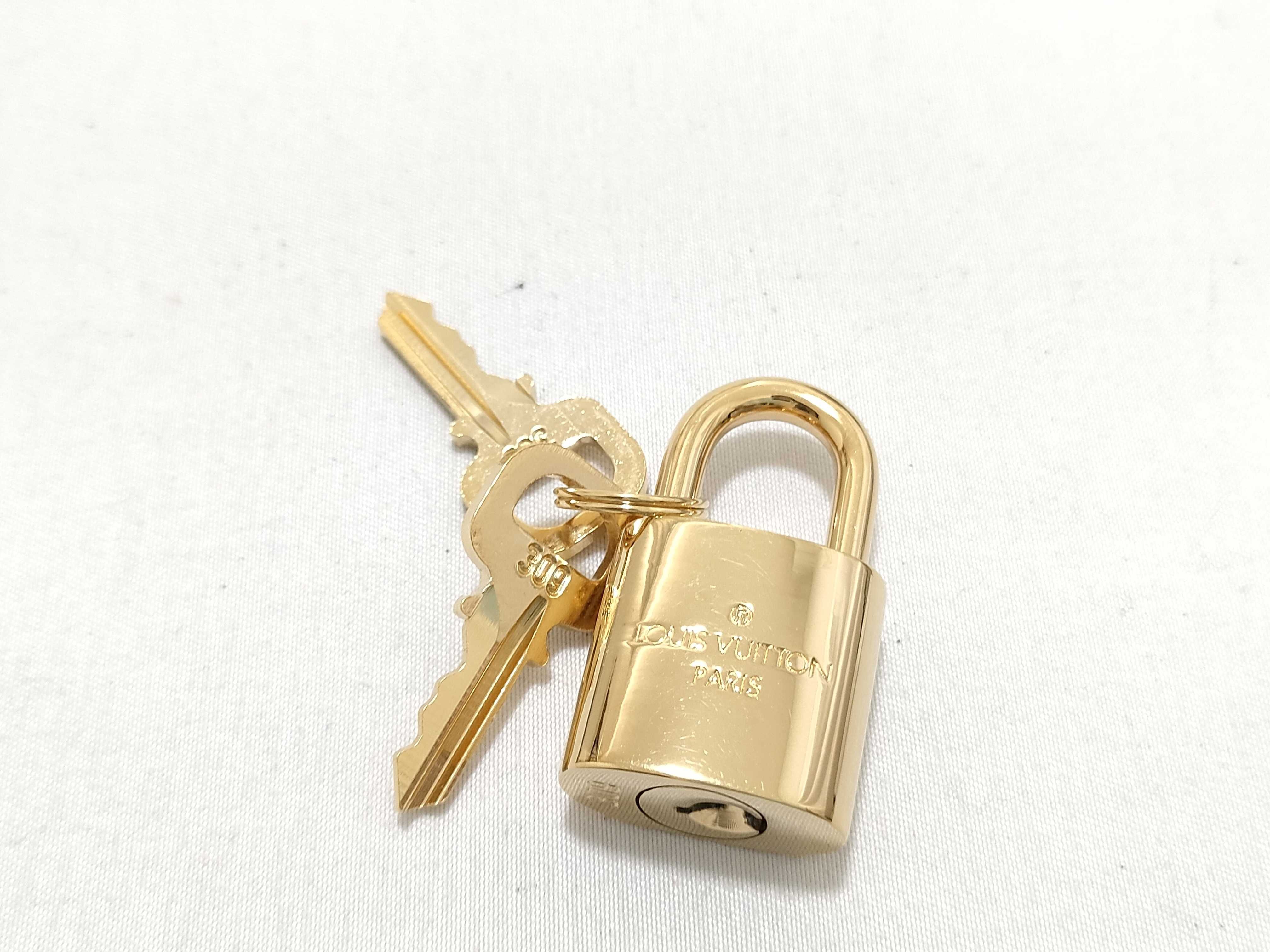 Padlock and other accessories — view 2
