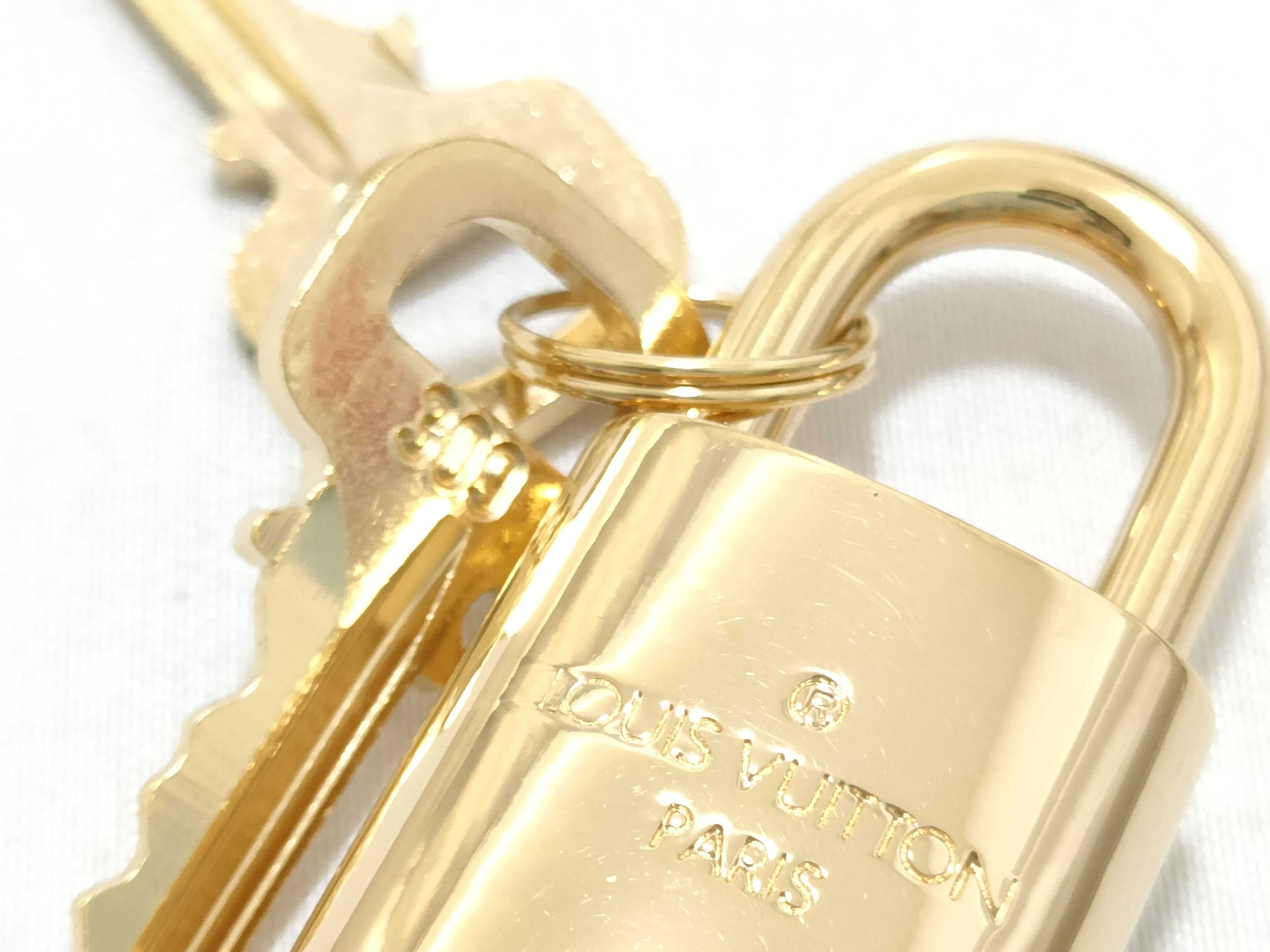 Padlock and other accessories — view 3