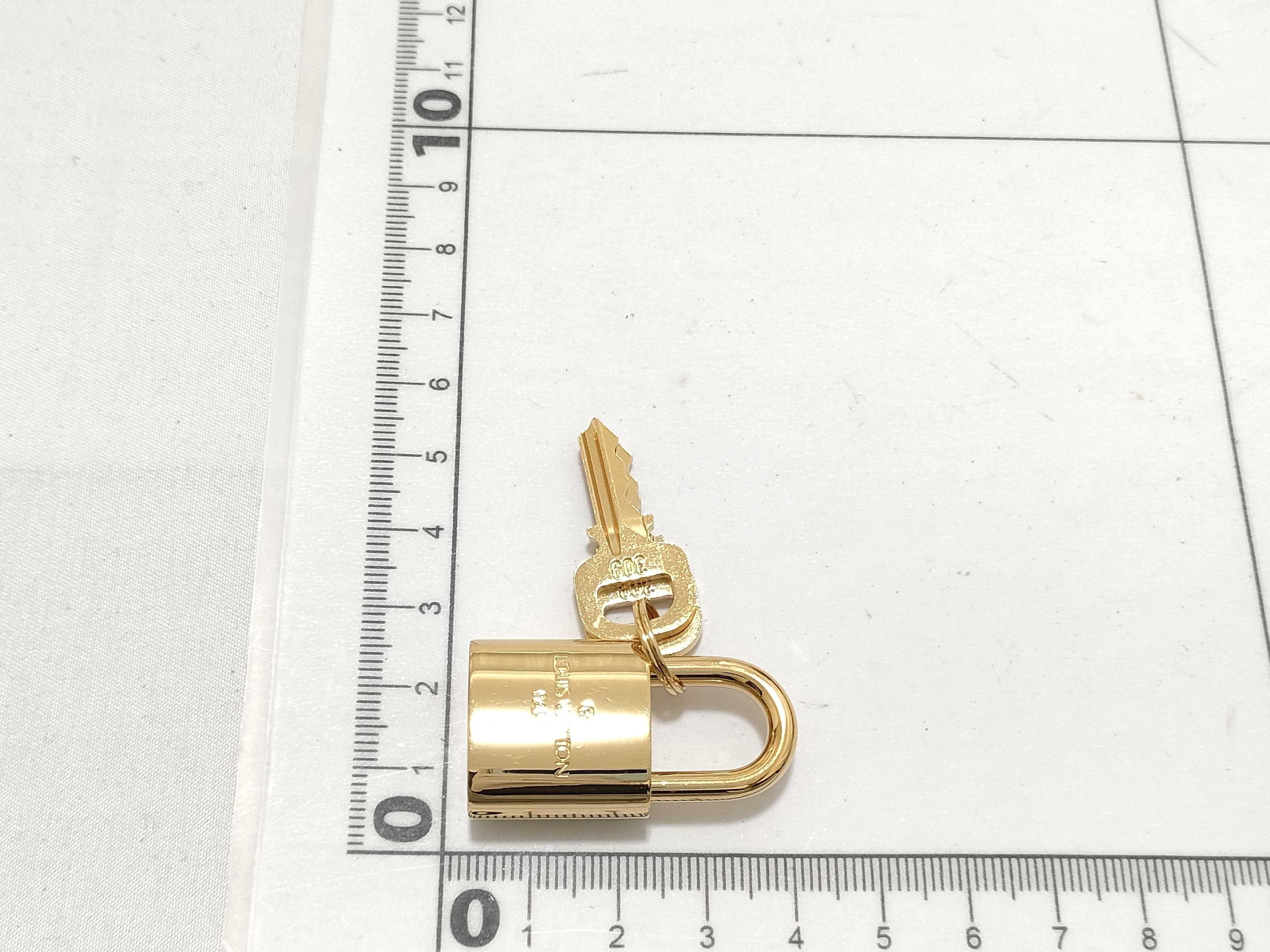 Padlock and other accessories — view 4