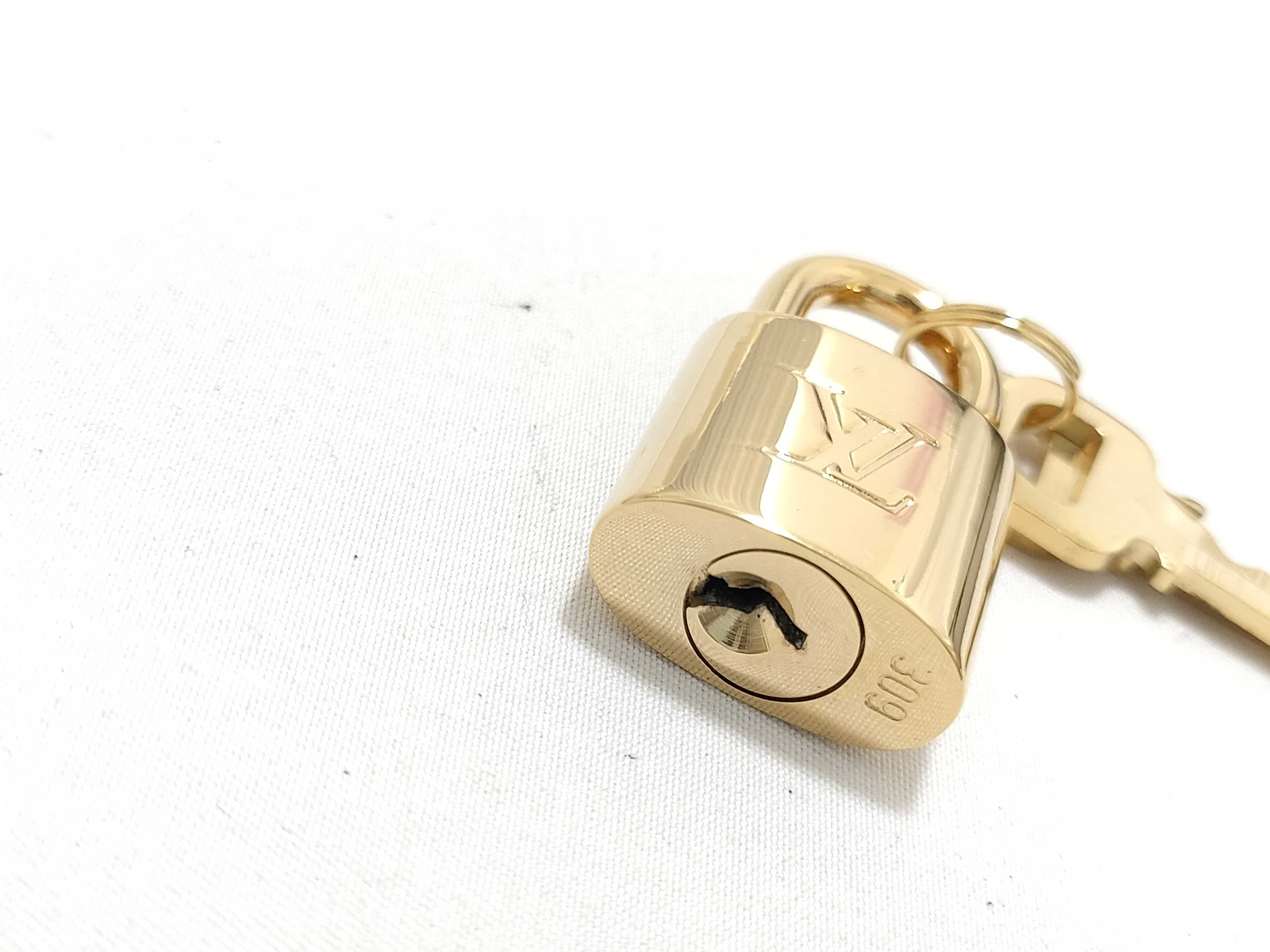 Padlock and other accessories — view 5