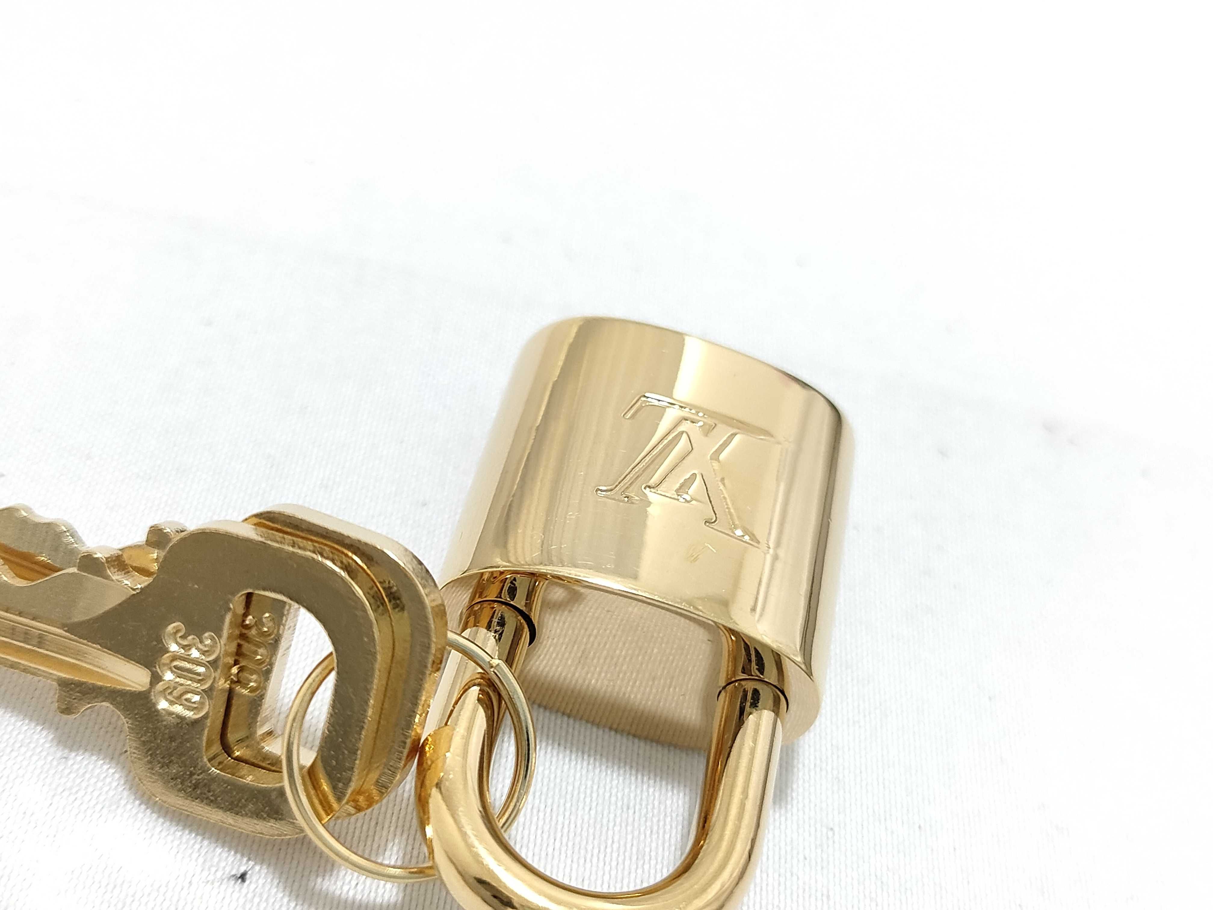 Padlock and other accessories — view 6