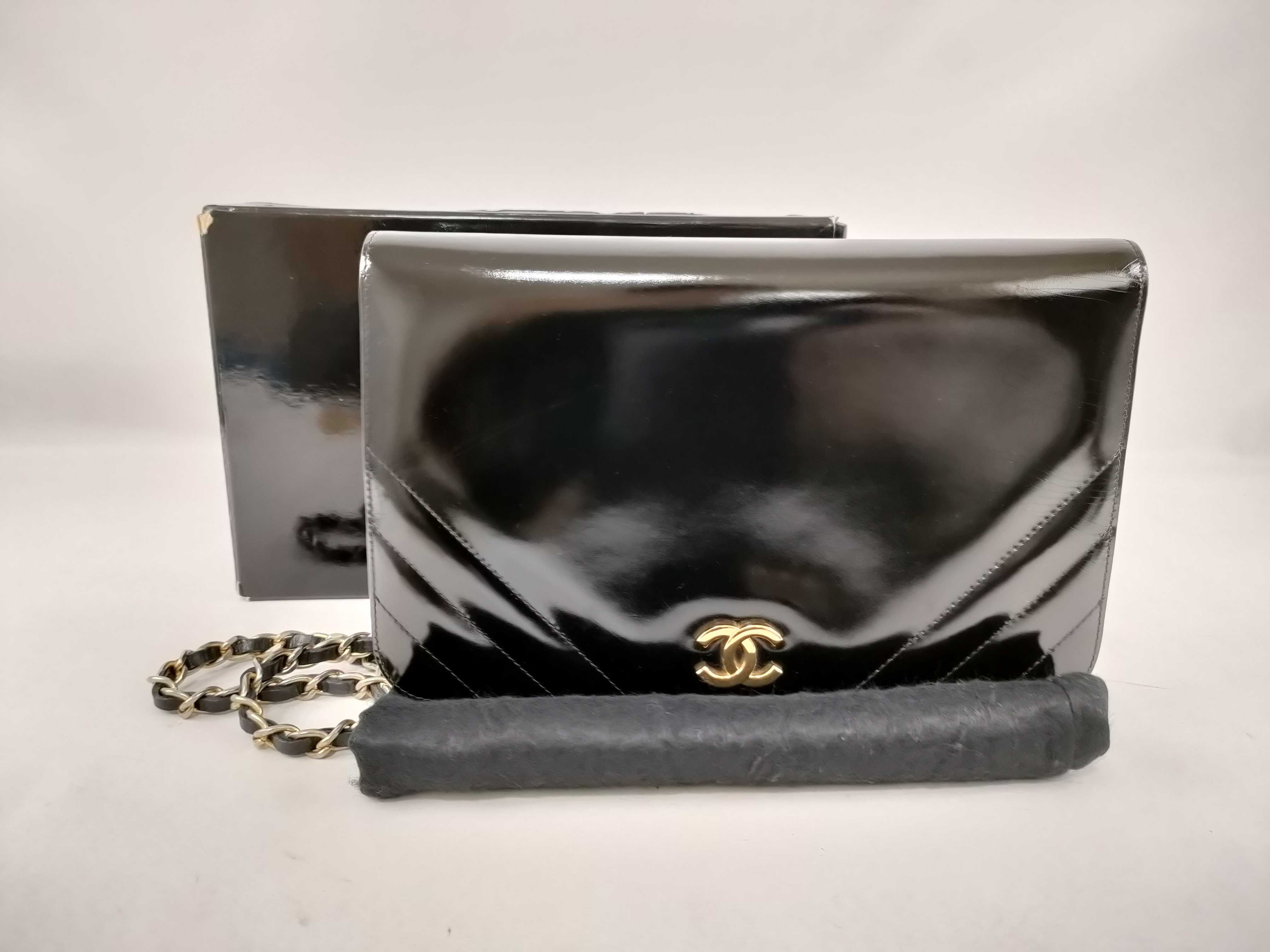 Push-Lock Chain Shoulder Bag