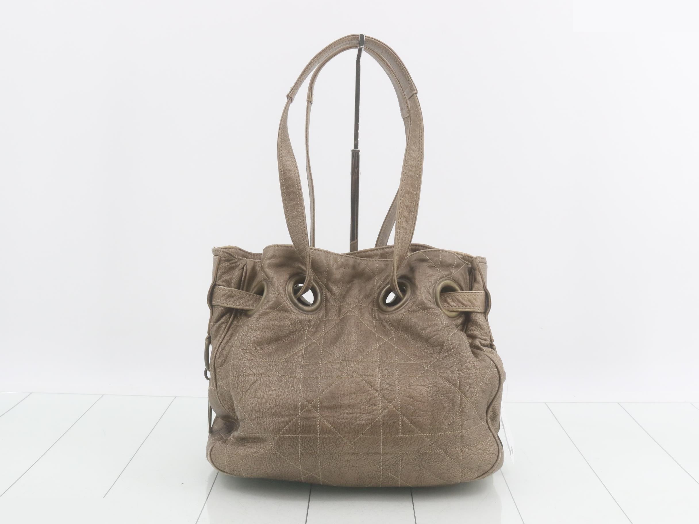D-shaped metal fittings, Cannage design, lambskin leather hobo bag