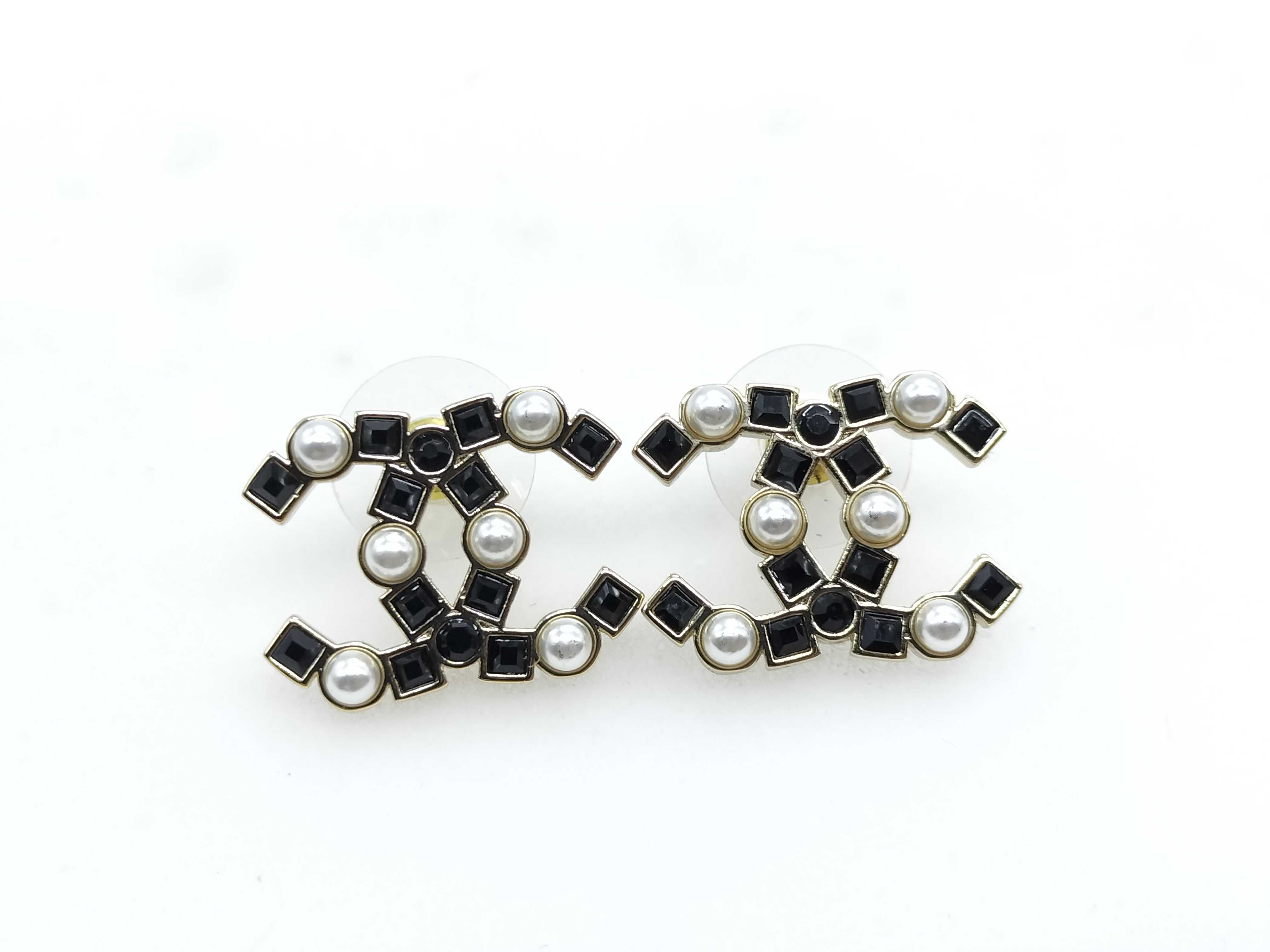 B22 P Pearl Coco Mark Earrings