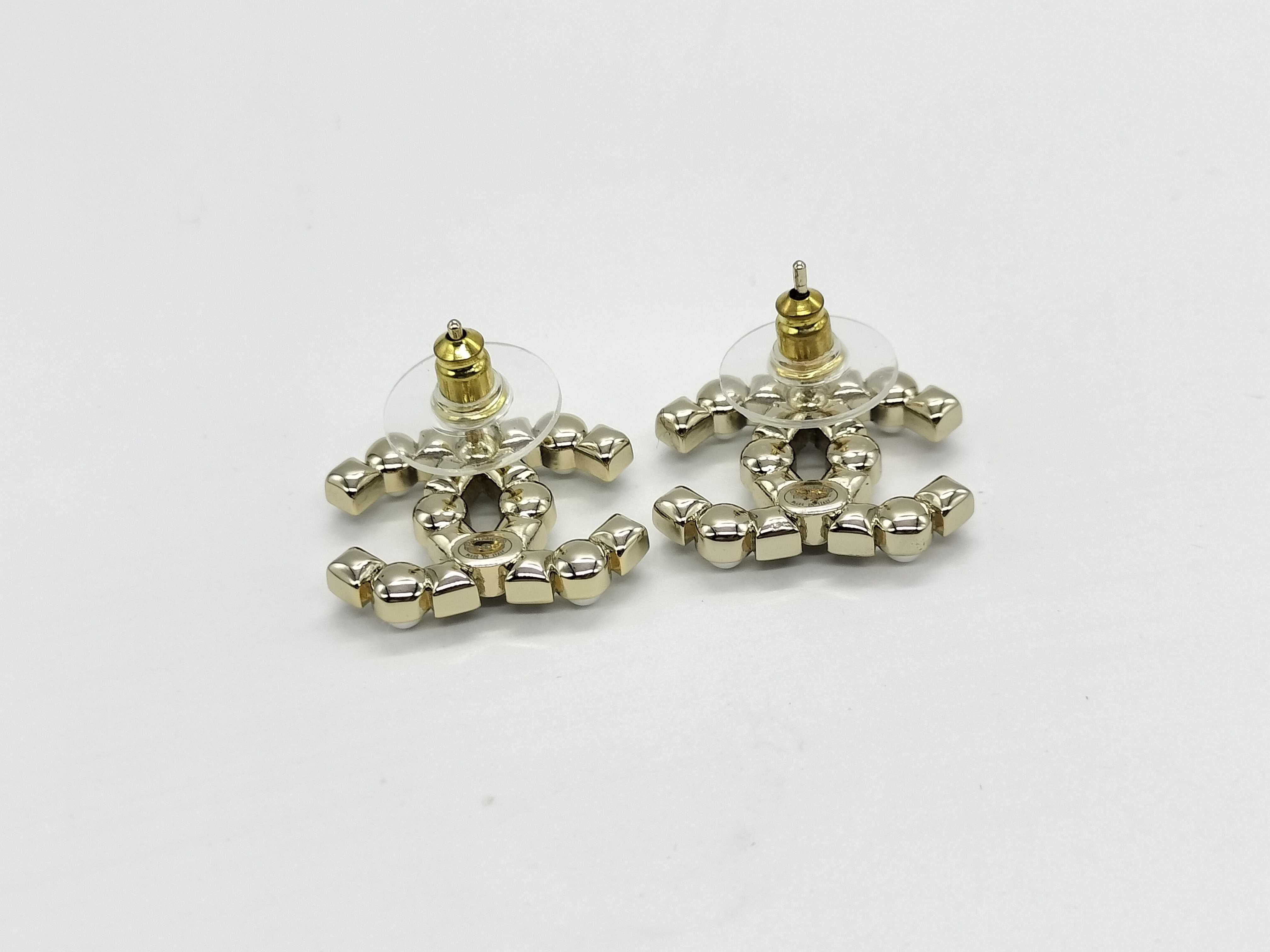 B22 P Pearl Coco Mark Earrings — view 2