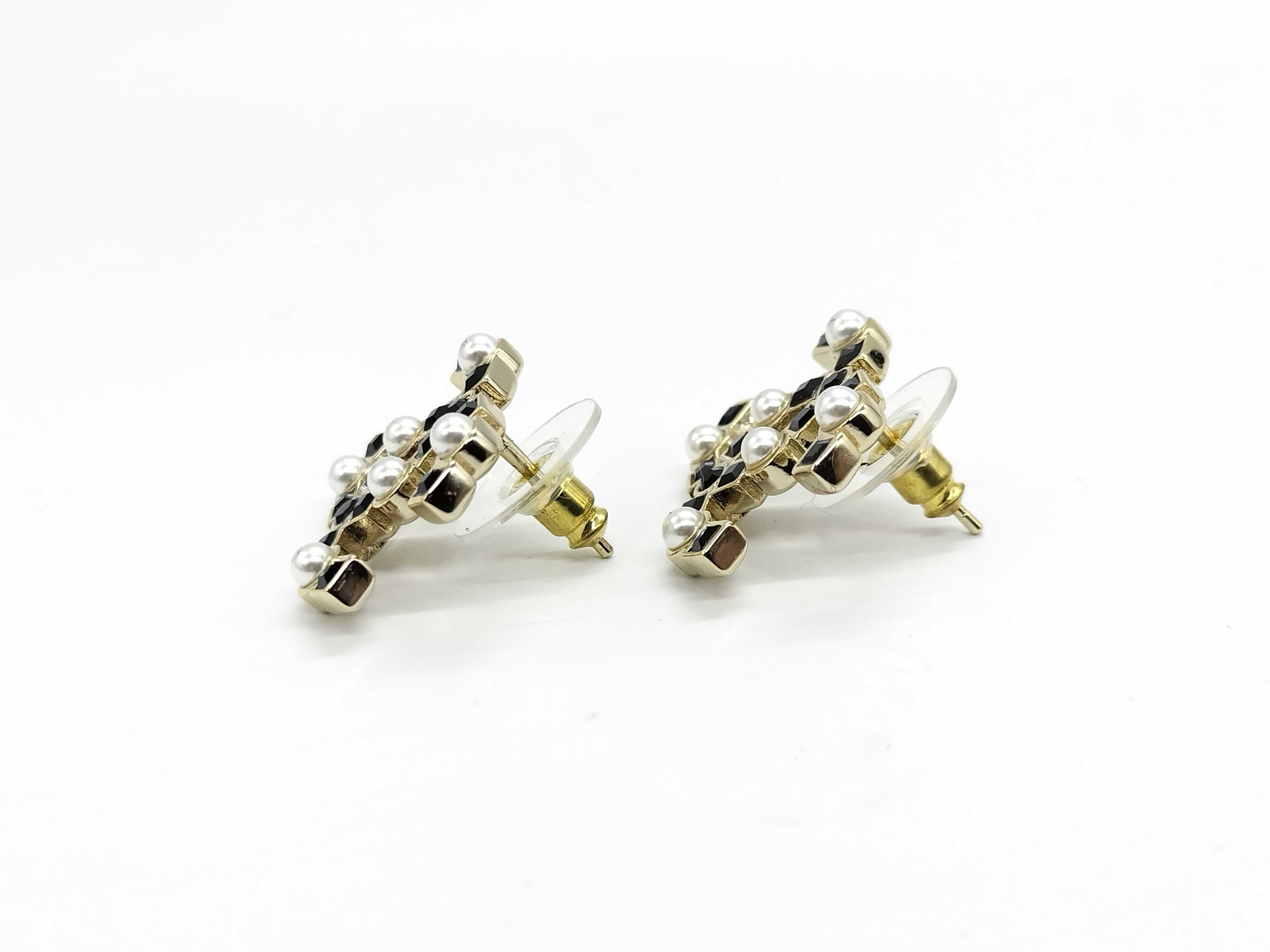 B22 P Pearl Coco Mark Earrings — view 3
