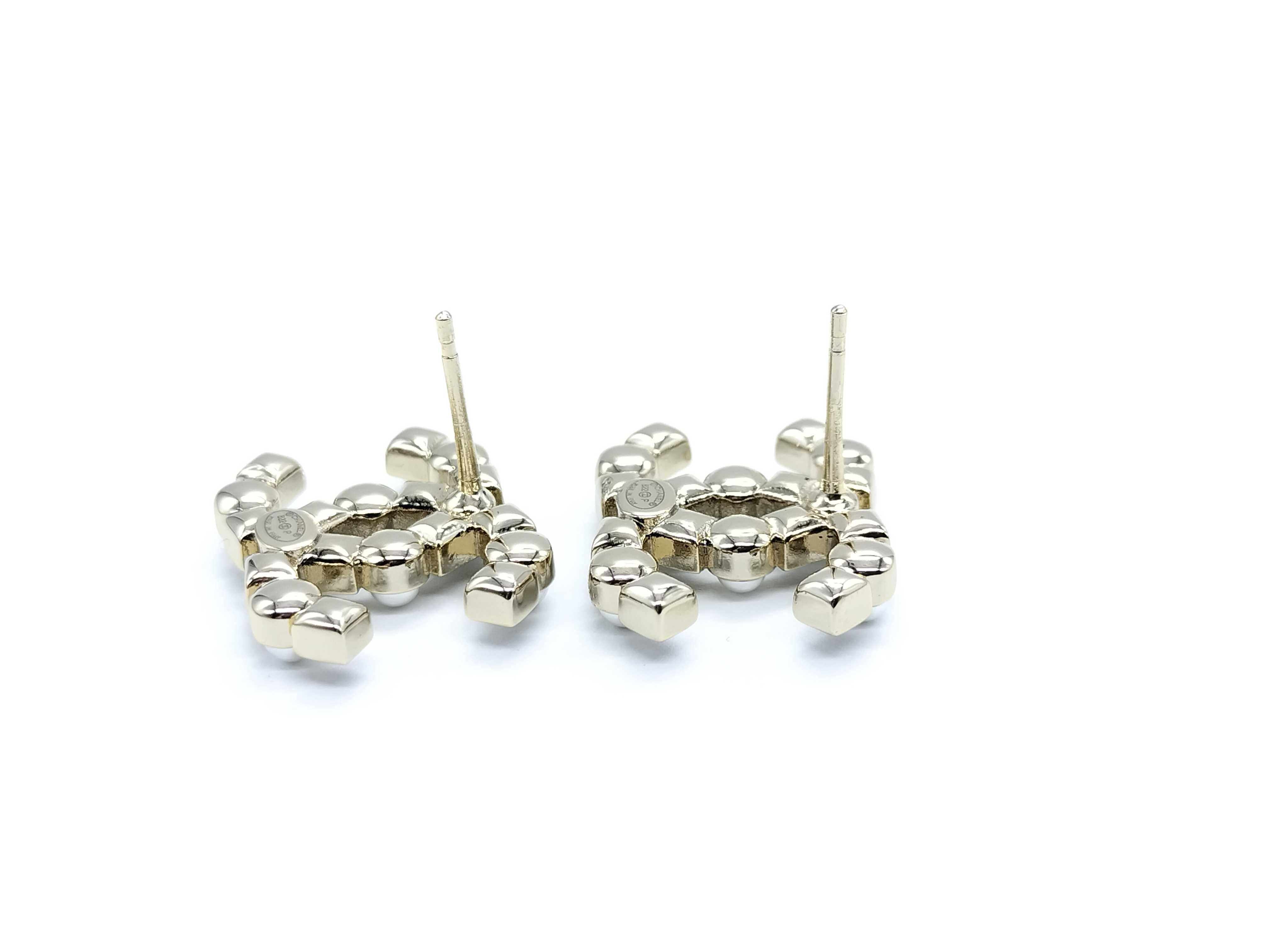 B22 P Pearl Coco Mark Earrings — view 4