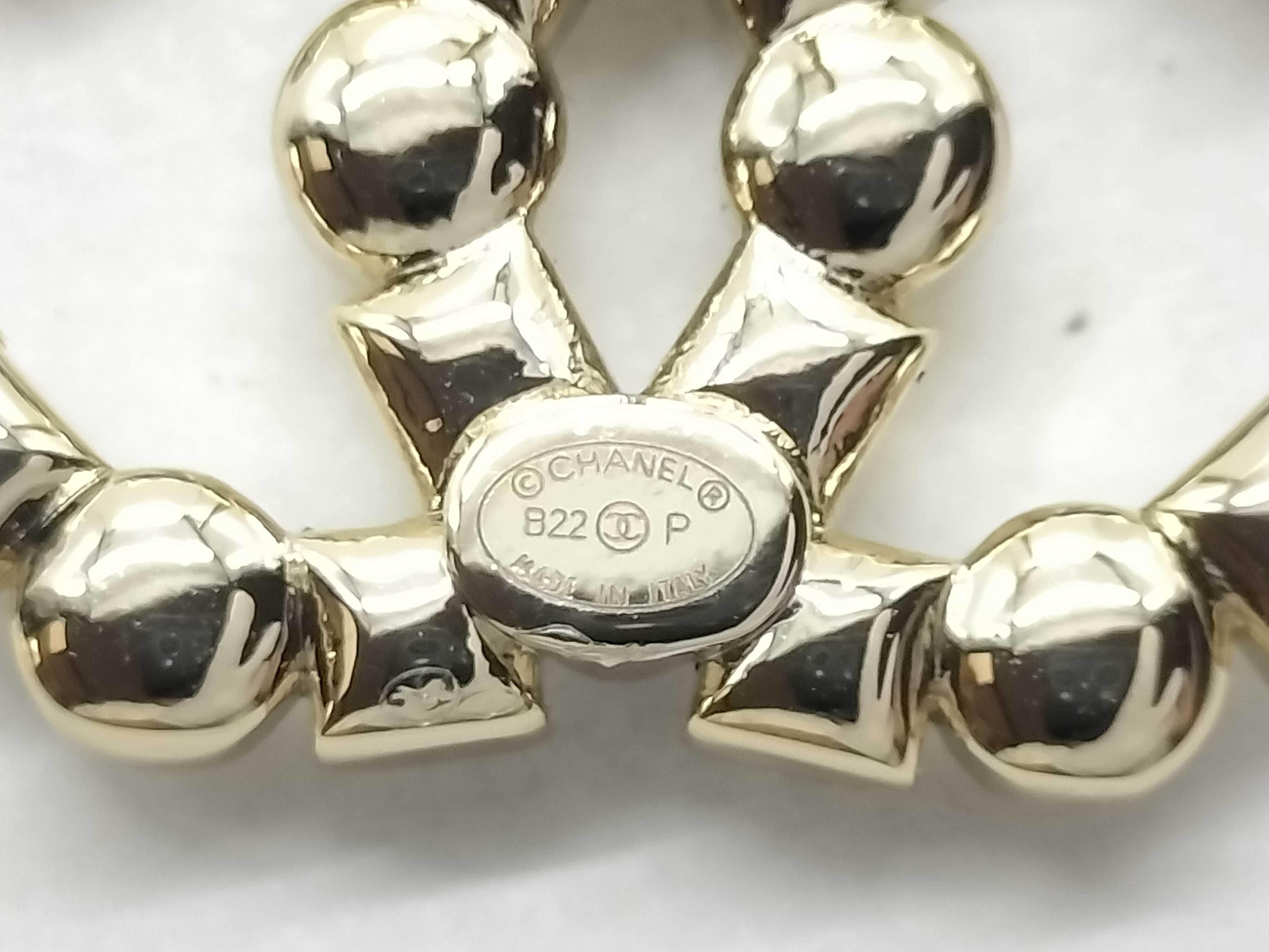 B22 P Pearl Coco Mark Earrings — view 6