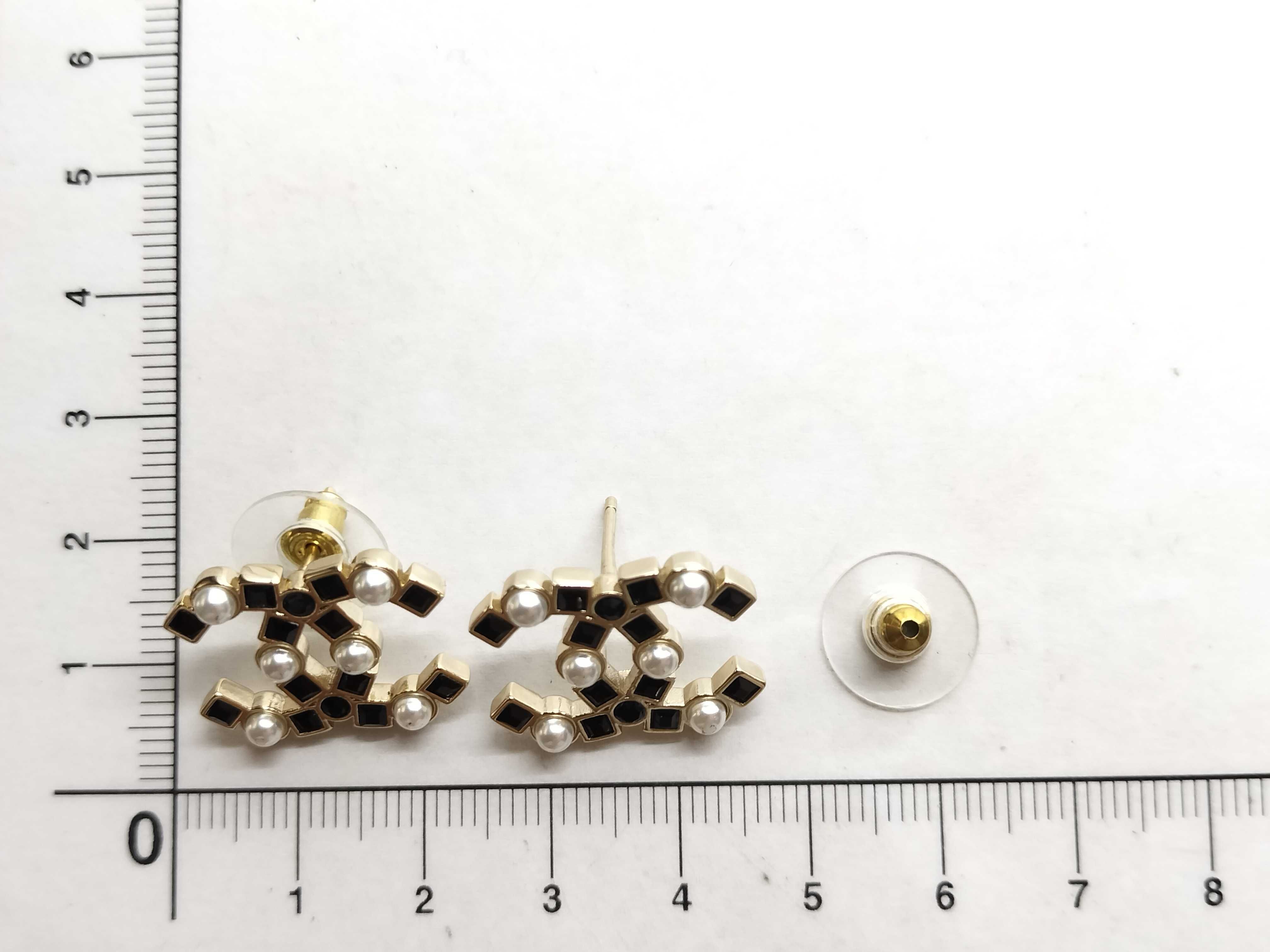 B22 P Pearl Coco Mark Earrings — view 7