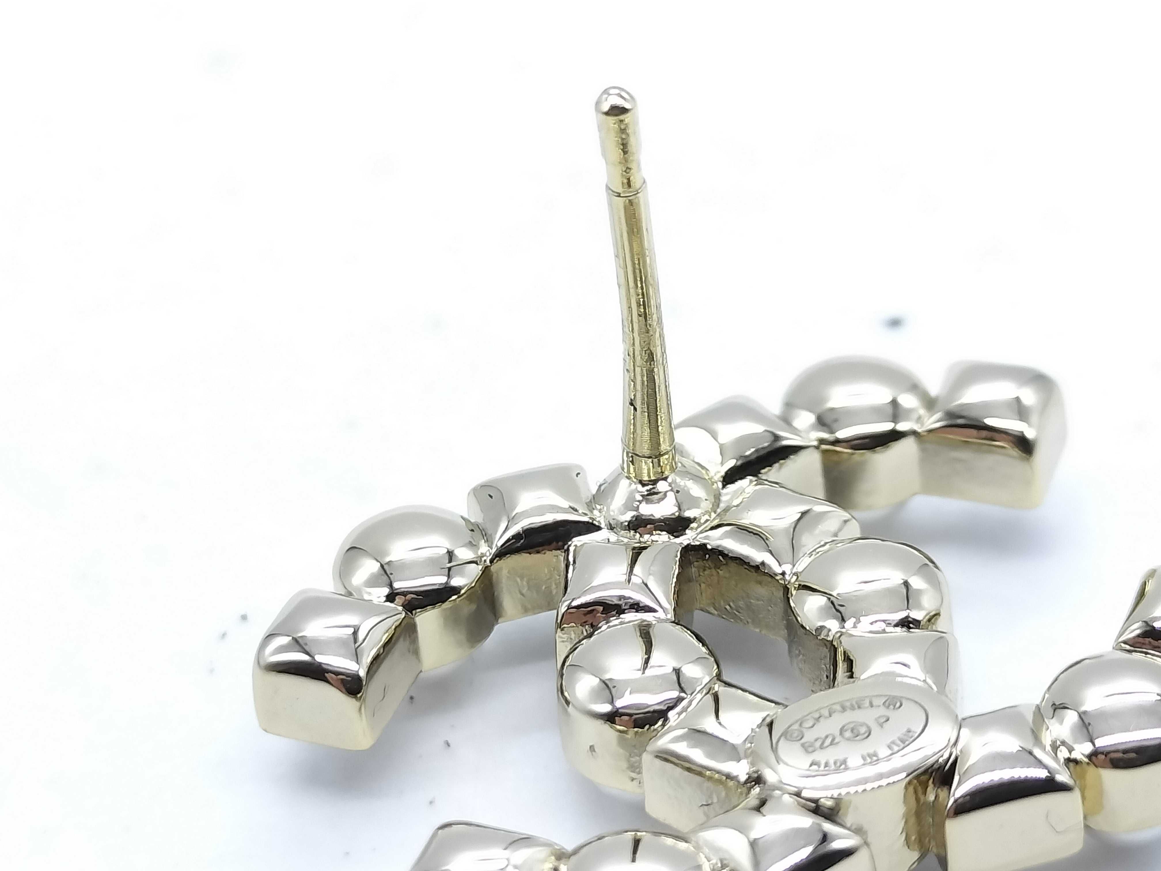 B22 P Pearl Coco Mark Earrings — view 8