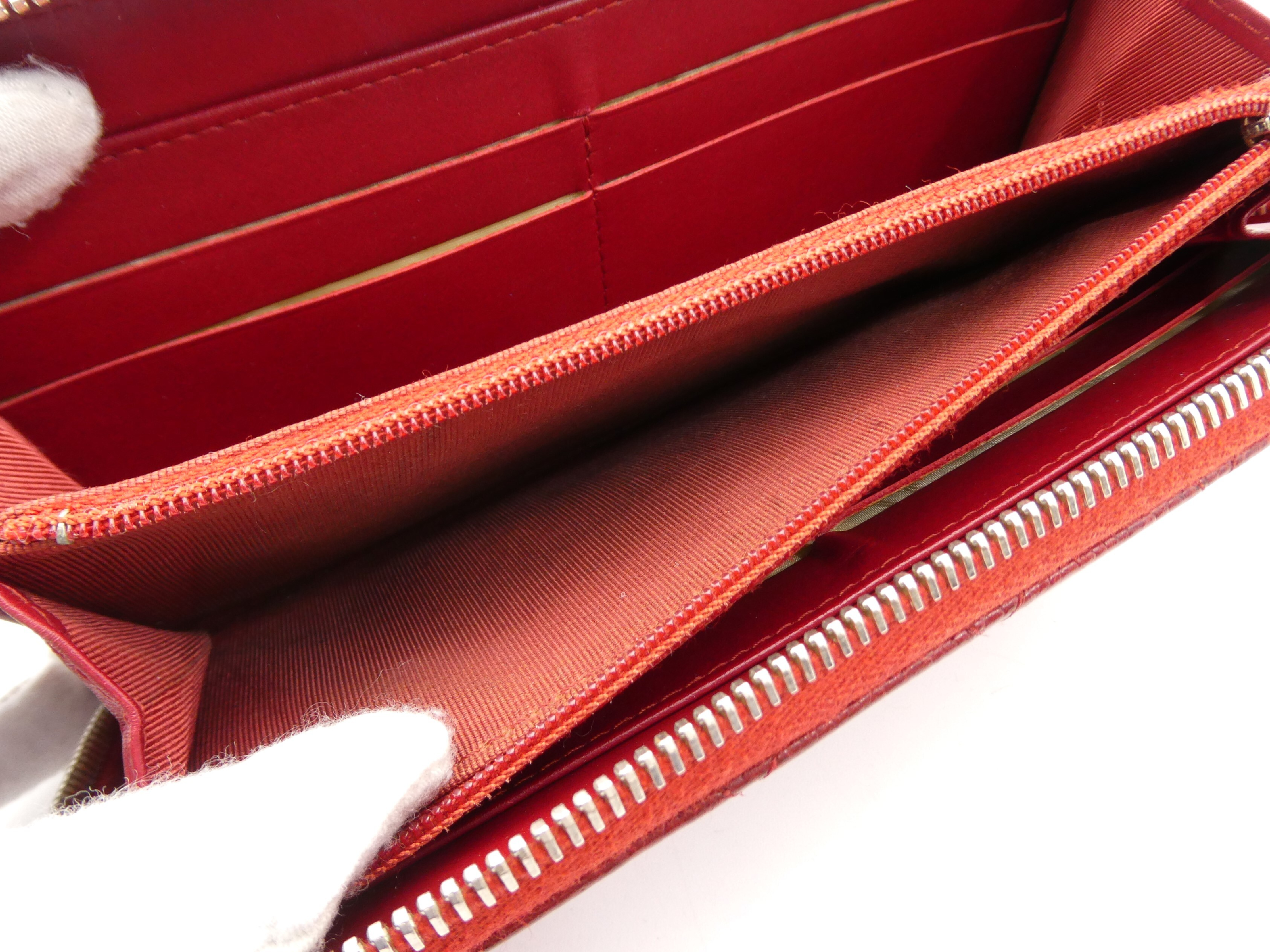 Matelassé Coco Mark Caviar Skin Round Zip Wallet — view 8