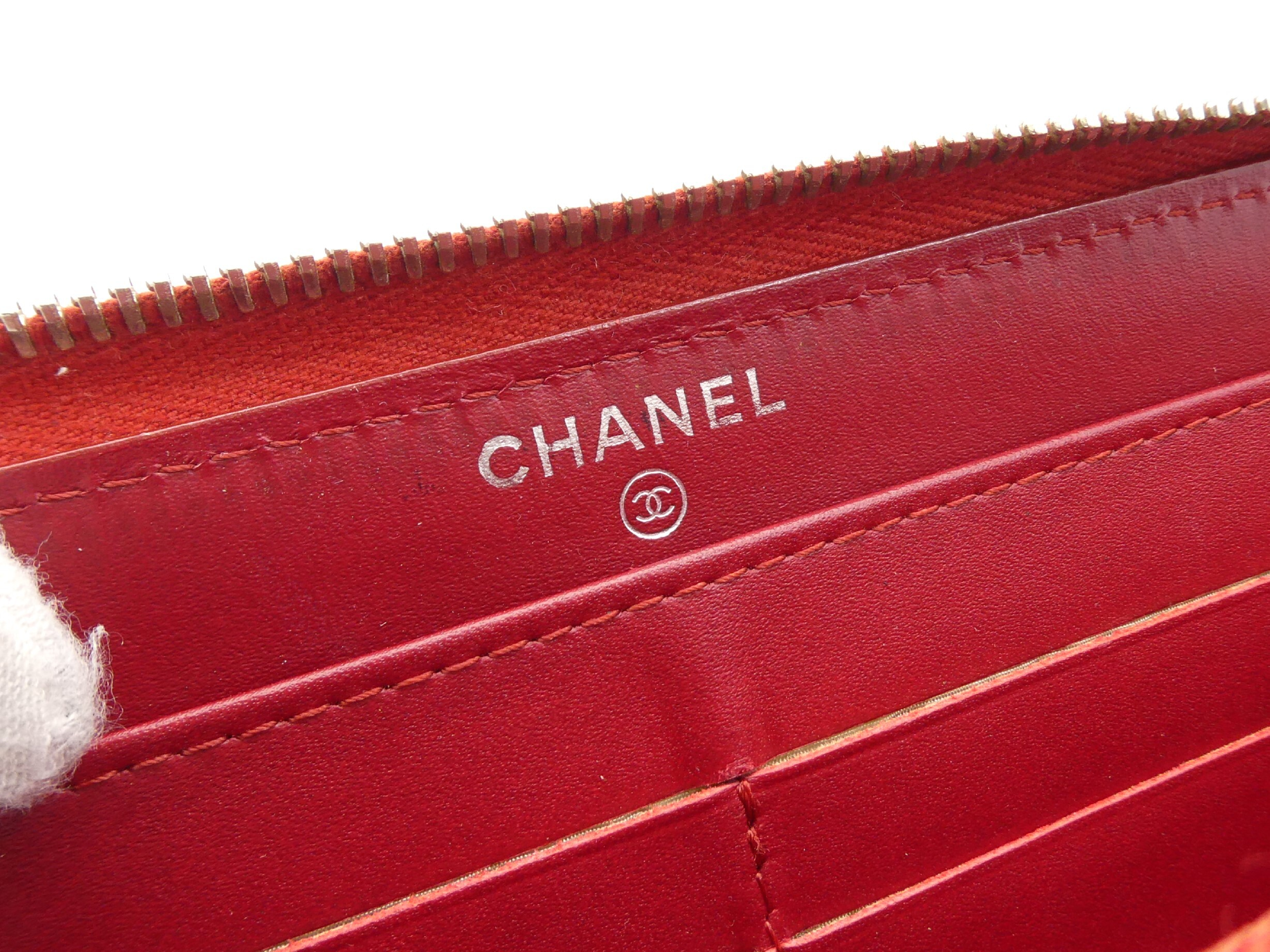 Matelassé Coco Mark Caviar Skin Round Zip Wallet — view 9
