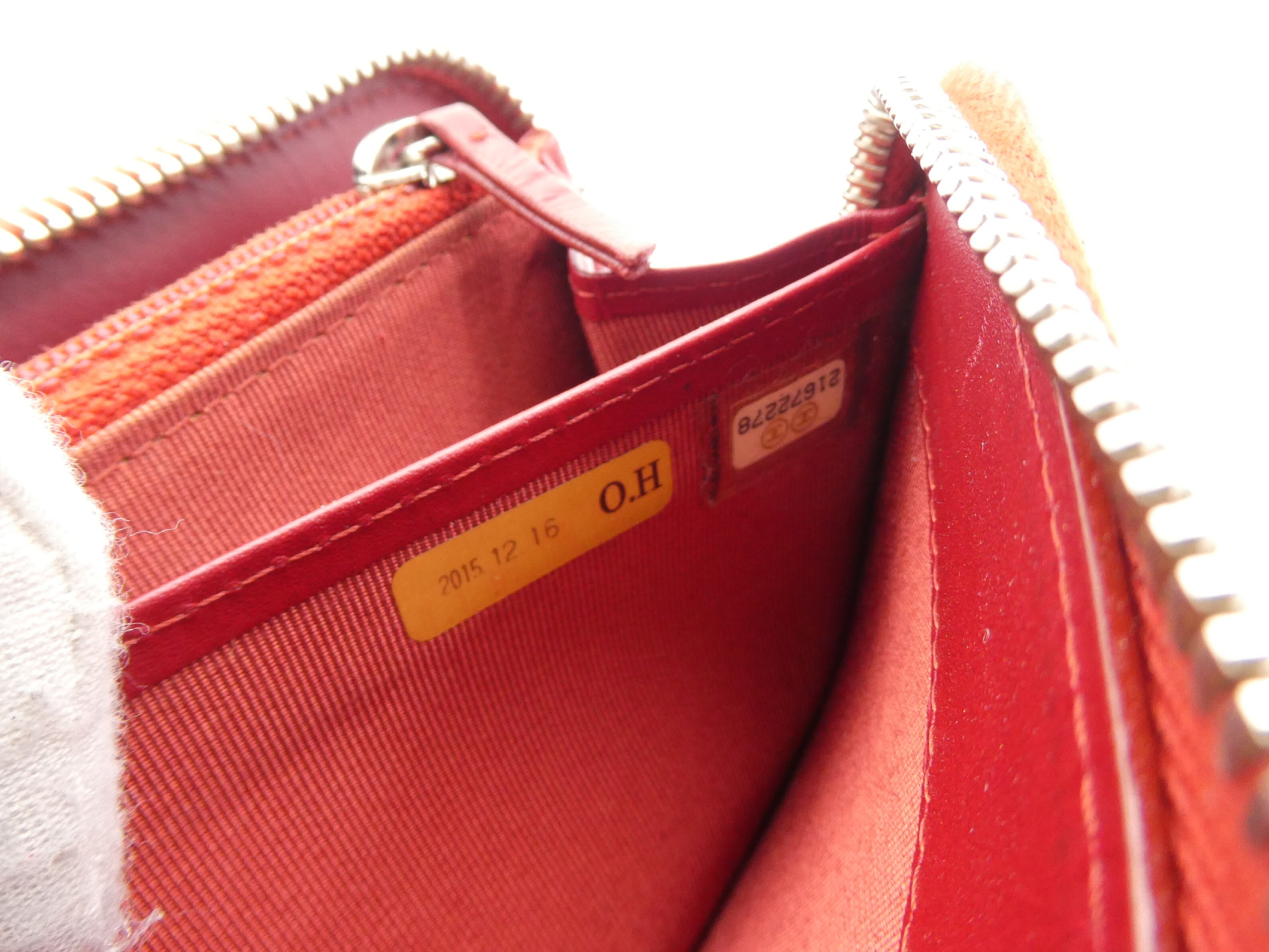 Matelassé Coco Mark Caviar Skin Round Zip Wallet — view 10