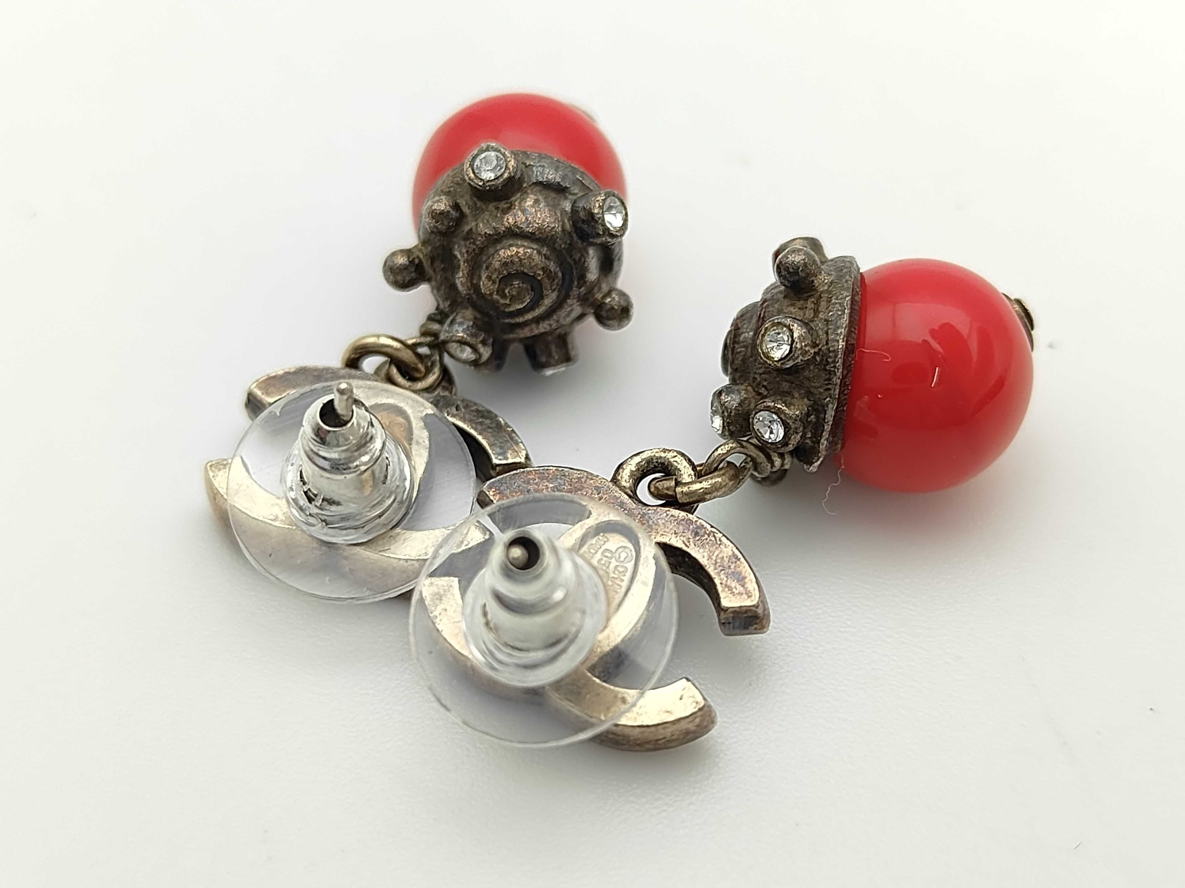 05C Coco Mark Seashell Motif Red Stone Rhinestone Swing Earrings